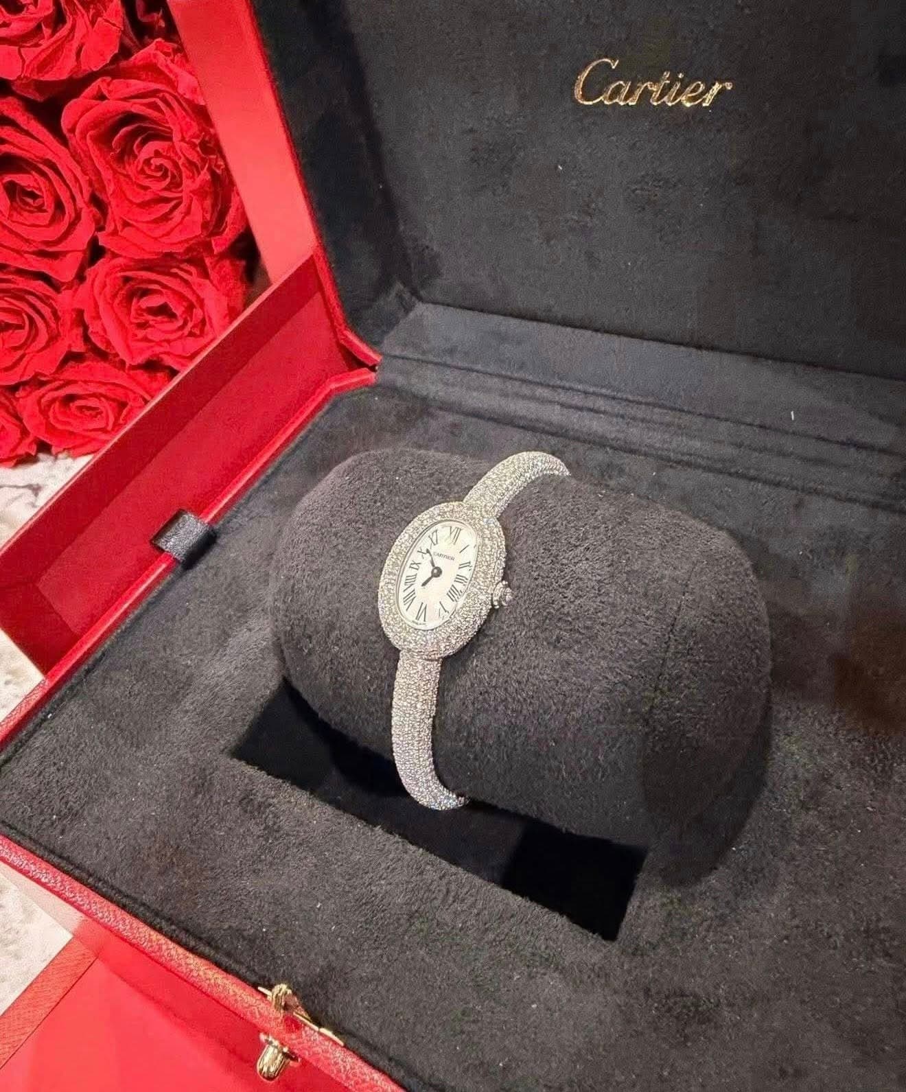 May be an image of ring, wrist watch and text that says 'Cartier 鐩熷湅'