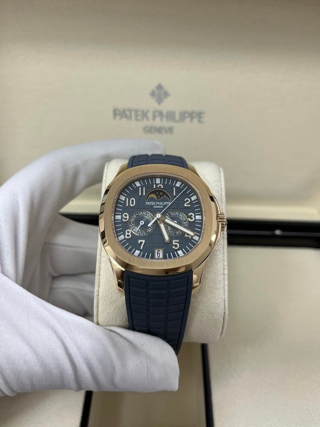 May be an image of wrist watch and text that says 'PATEKPHILIPPE PHILIPPE GENEVE C PNTEK PNTEKPHIL NTEKPHILIPP PHIL WIHT 0 و 9 1 G 2 SUP 彩 3 ጉተ ح CO 7 WC 5 6'