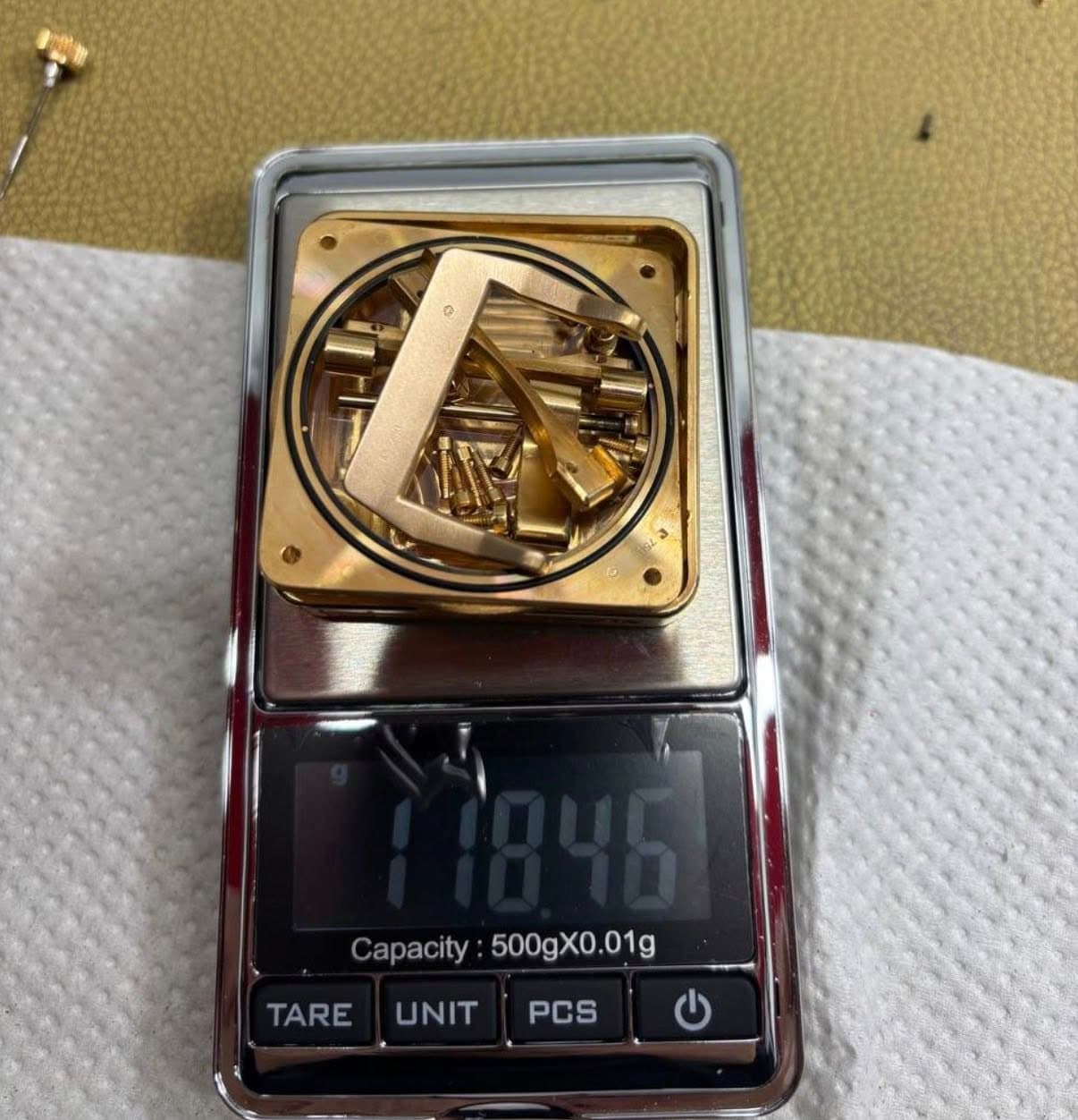 May be an image of digital watch and text that says '3 Capacity 500gX0.01g Capacity:500gX0.01g .01g TAREUNITPGS UNIT TARE PCS'