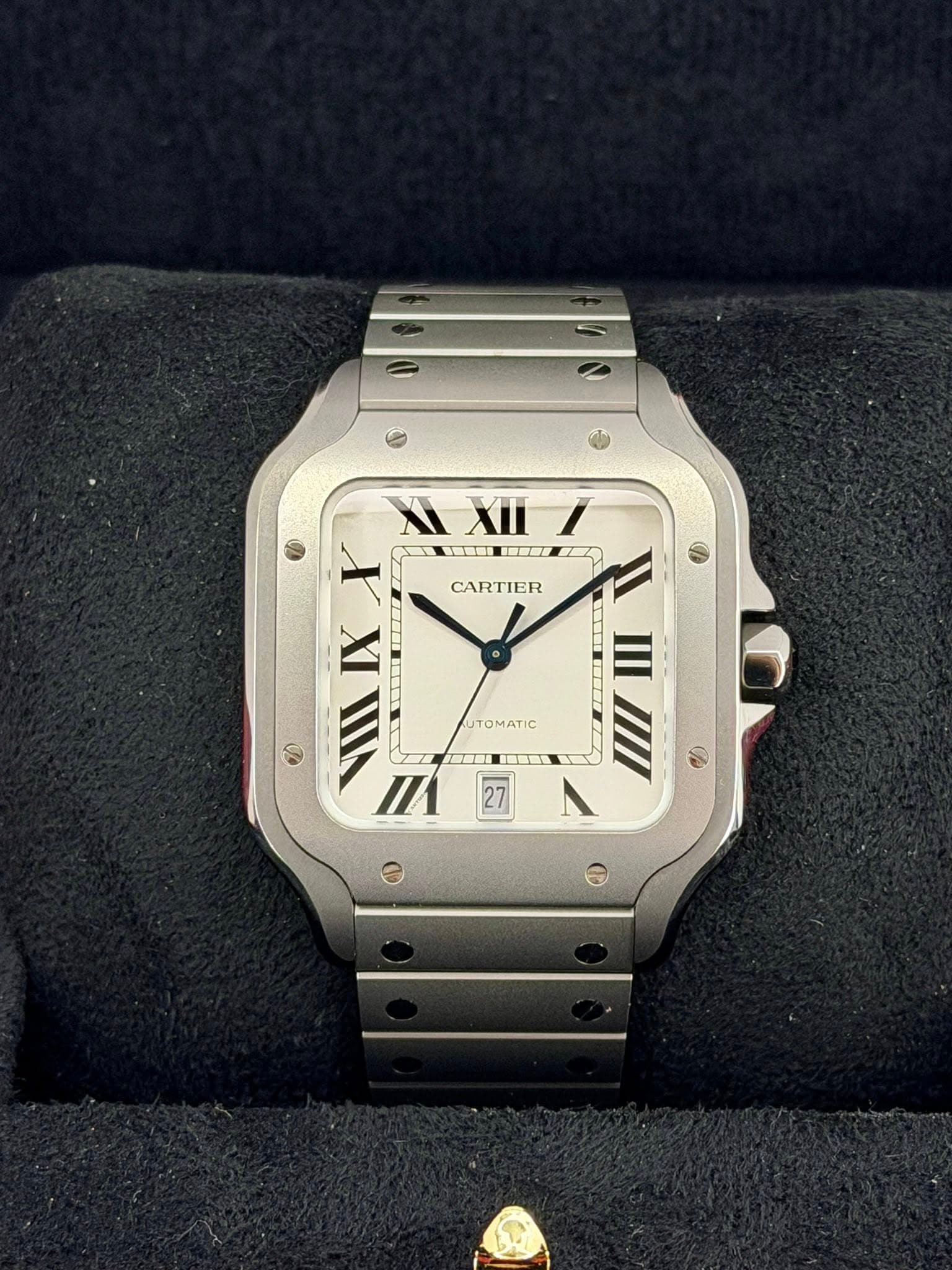 May be an image of wrist watch and text that says 'CARTIER XI XXII XII X 1MI II O IX I I D VIII 前 III I TOMATIC 音ー 27'