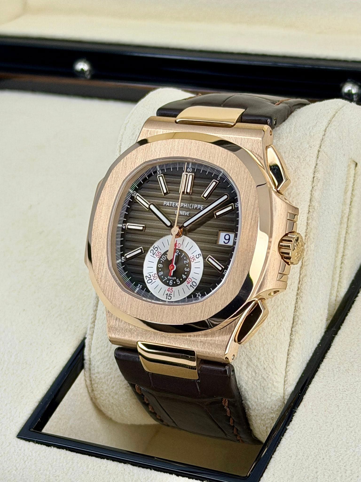 May be an image of wrist watch and text that says 'utu PATERPHICIPPE PATER PRILIPPE NEVE NERE 0 60 O DE 5 E 6 50, 125 V لی 10. 8 00 0S qe 8• តត பக் ভল्ा!'