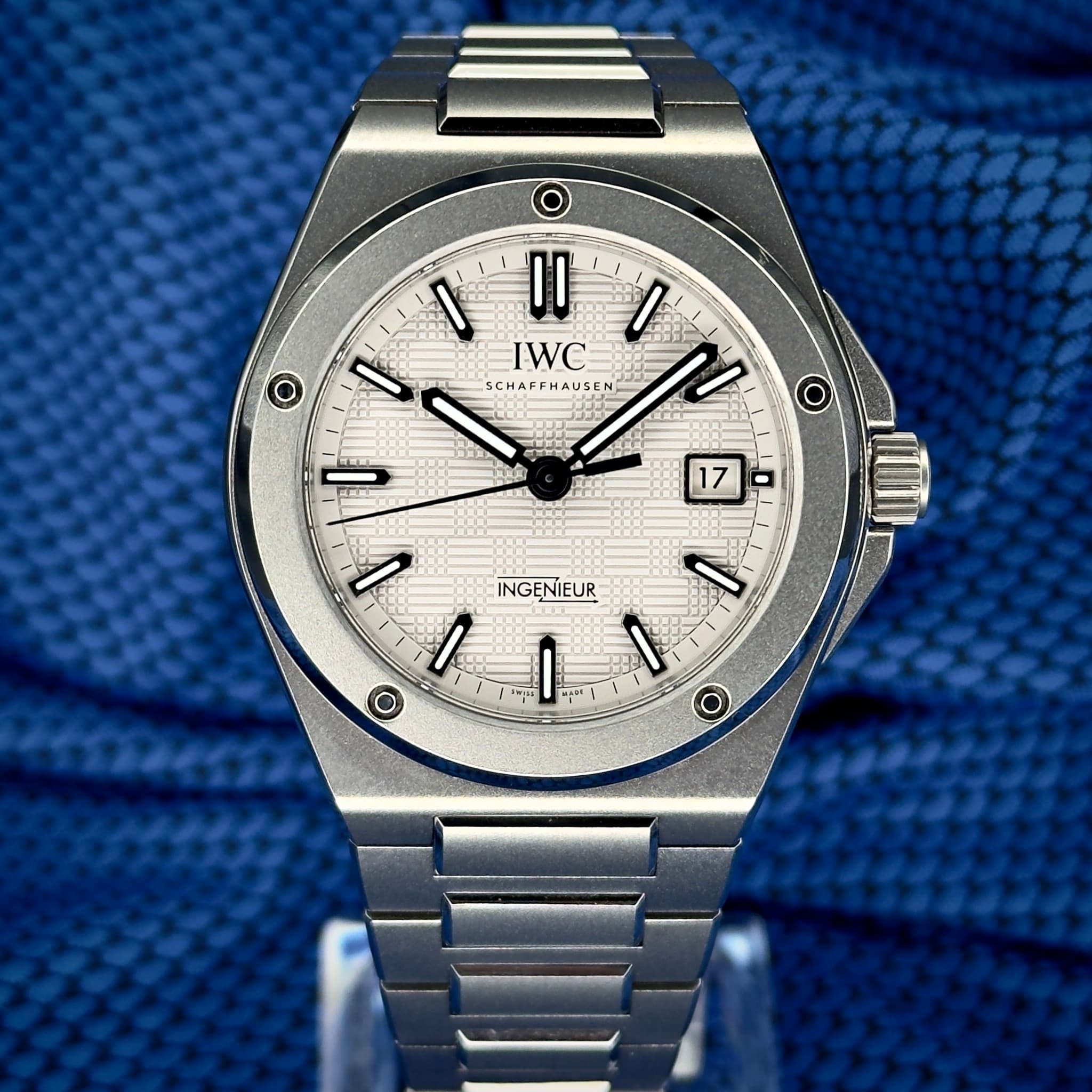 May be an image of wrist watch and text that says 'O I II I IWC SCHAFFHAUSE i O 17 O. 0 NGENIEUR O O'