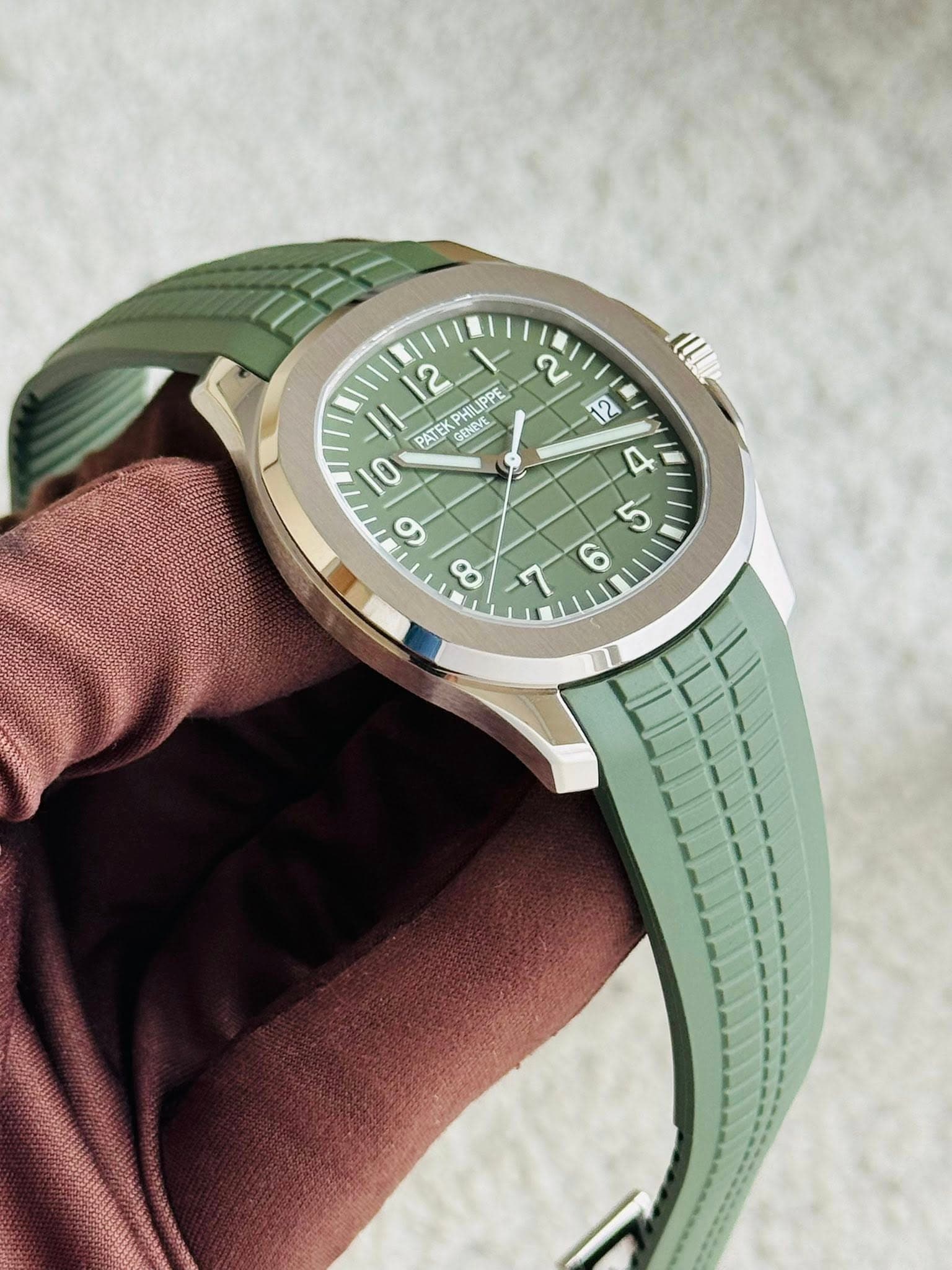 May be an image of wrist watch and text that says '2 2 II PATE GENEVE DHILI PHIU IPPE IPDE! GUS O 9 2 1ግ ن 4 5 8 7'