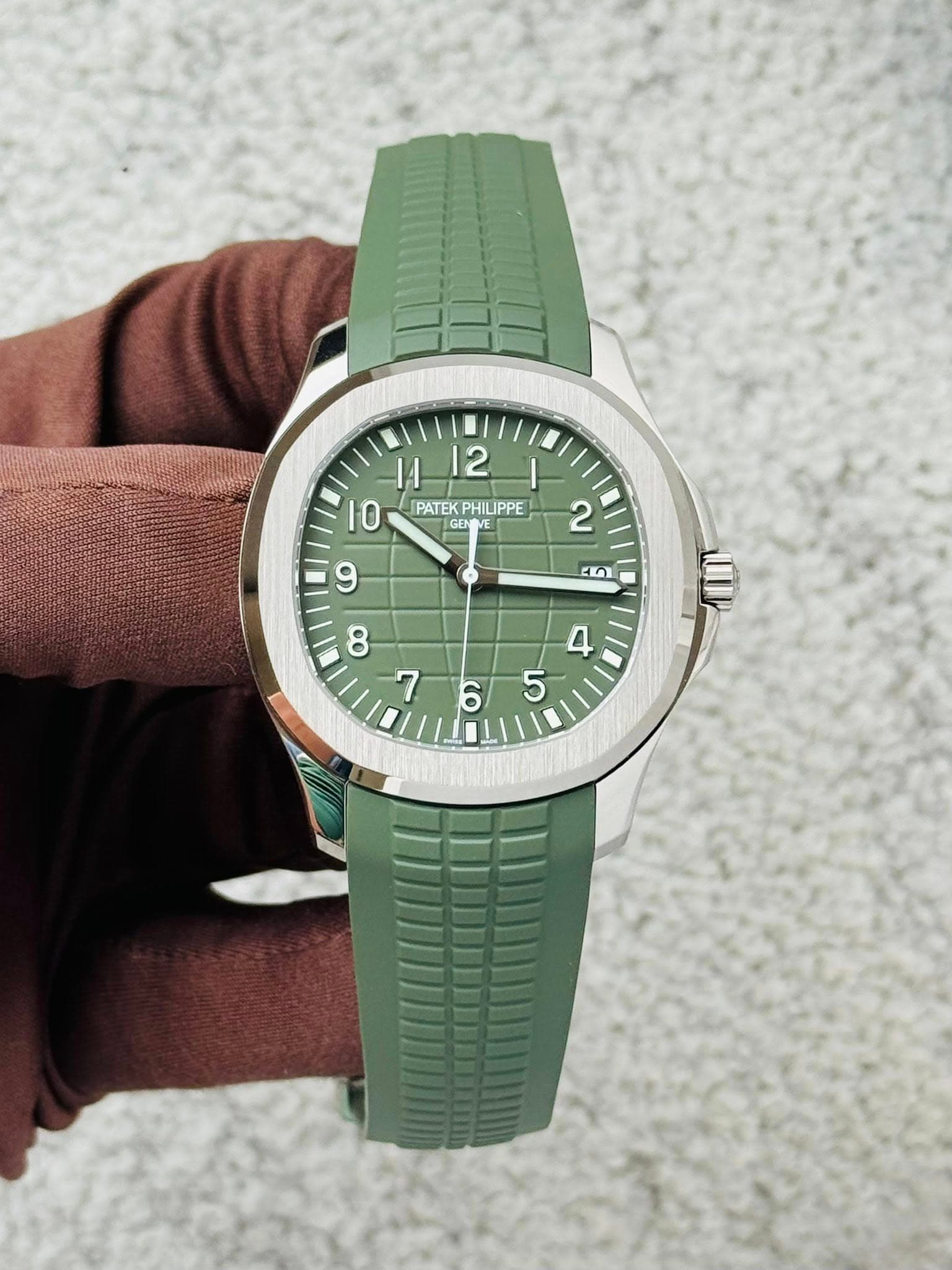 May be an image of wrist watch and text that says '2 PATEK PATEKPHILIPPE GENS 10 2 ELI '