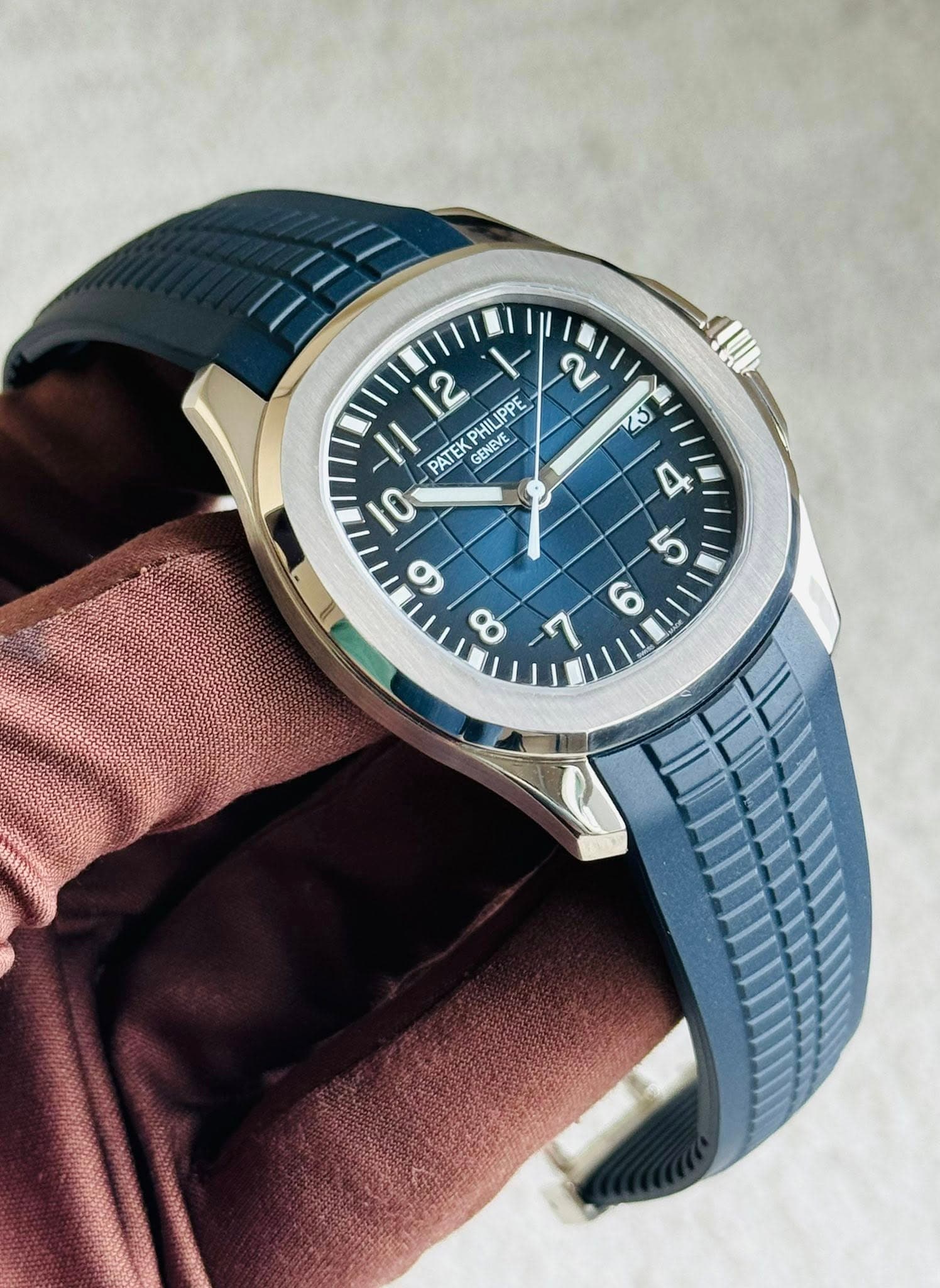 May be an image of wrist watch and text that says '11/2 12 I V I1 PHILIPPE IPPE 데드 3 PATEK PHIL GENEVE GENEVE 4 O ر 6 ထ L 6'