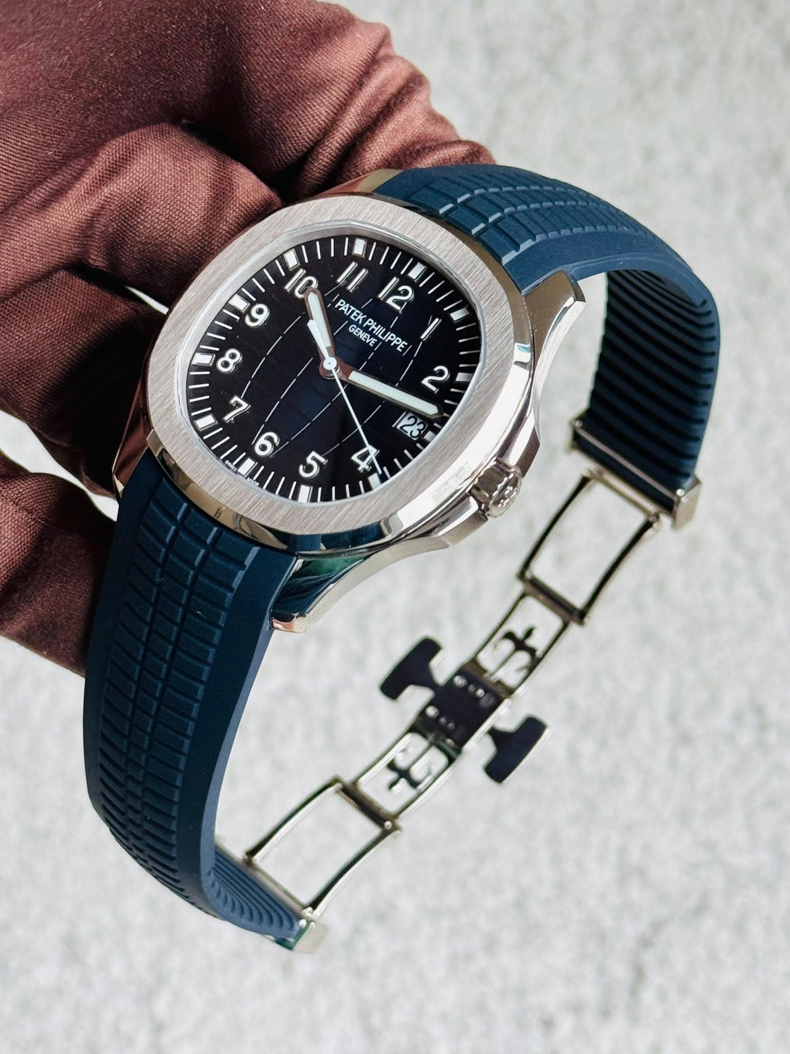 May be an image of digital watch and text that says '4aoTu IC 1/12 Phen و PATE PHI 12 GENEVE HU UPPE IPPE ENEV ထ 2 ٧ 9 5 4 23 中 t'