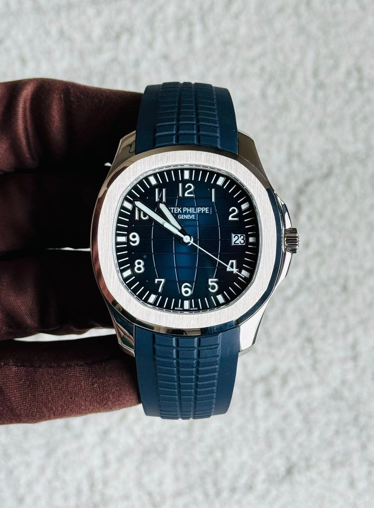 May be an image of wrist watch and text that says '12 и I0 TEK PHILIPPE GENEVE '