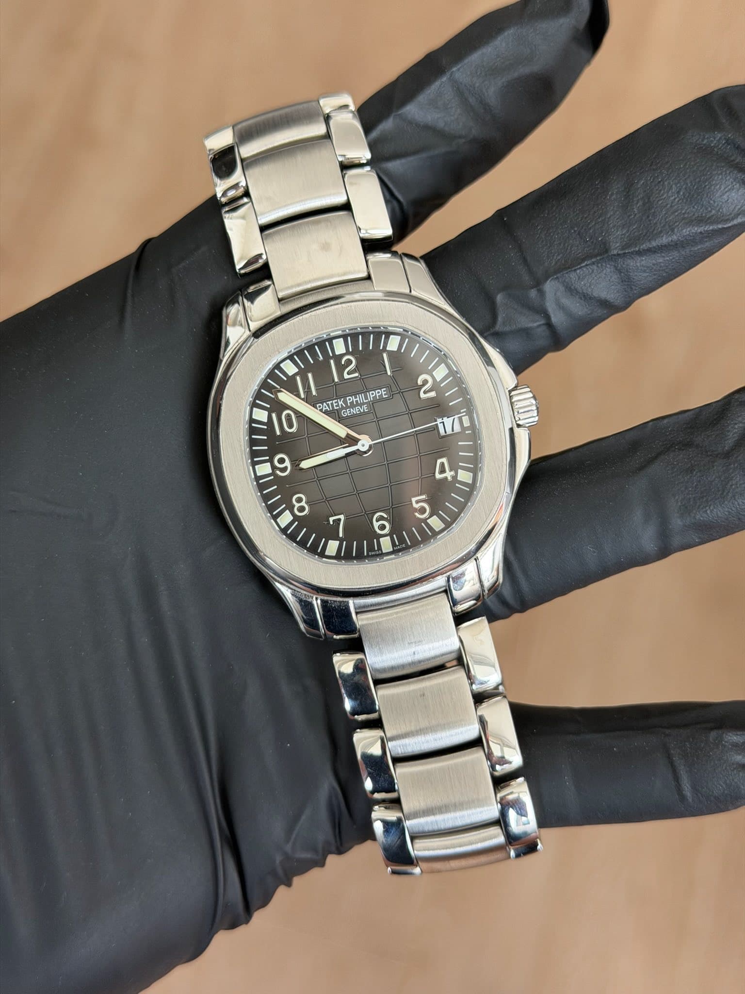 May be an image of wrist watch and text that says '12 PATEX GENEV KPHILIPPE GENEE '