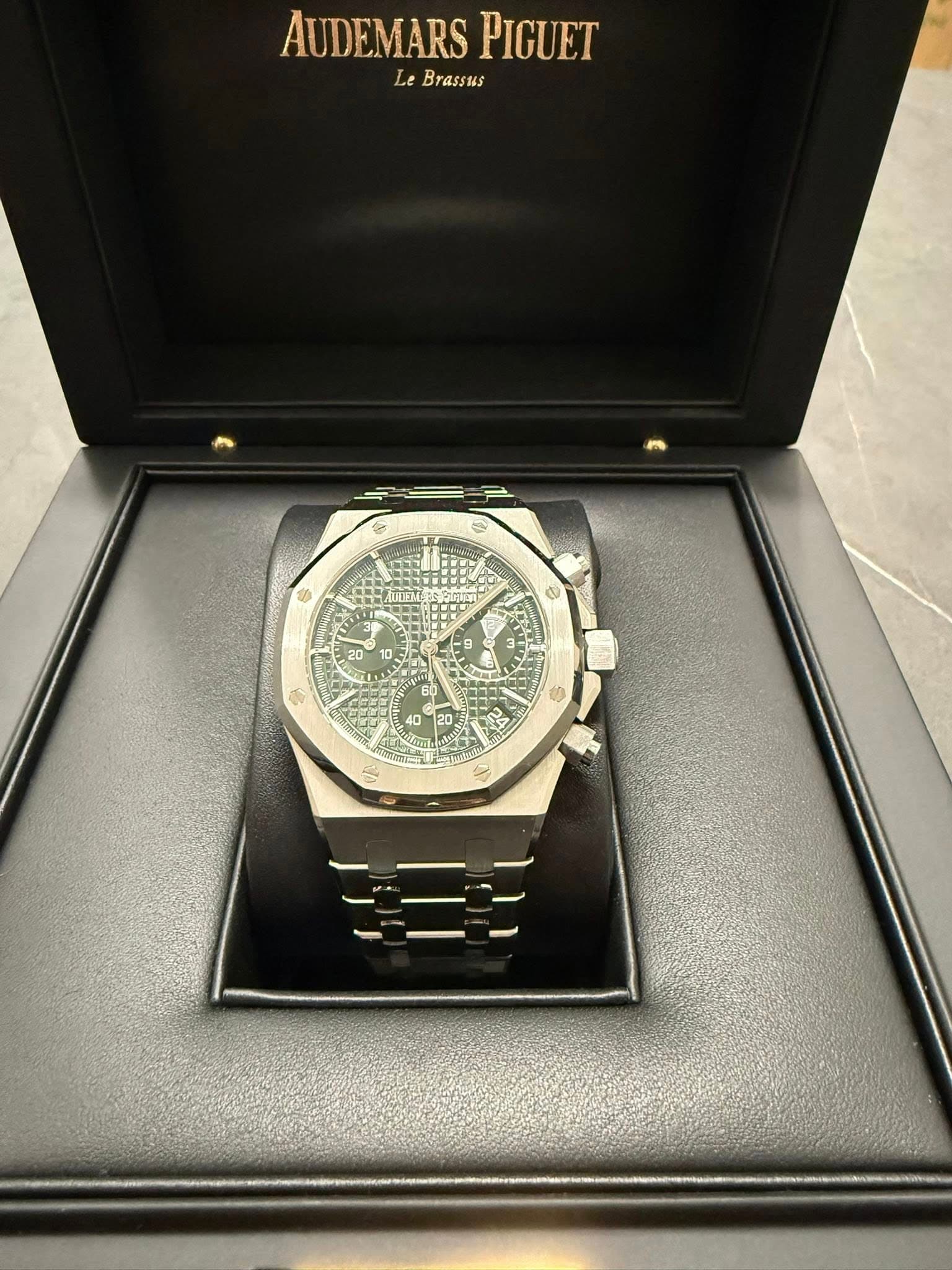 May be an image of wrist watch and text that says 'AUDEMARS PIGUET LeBrassus Brassus Le 帝 e 9 3 نشد $ 40 20 20 س REOTL ASA NTA اي'
