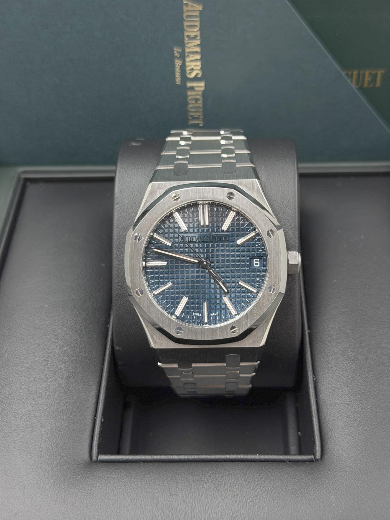 May be an image of wrist watch and text that says 'de BHa3Bи AUDEMARS PIGU E AUEM 0 6'