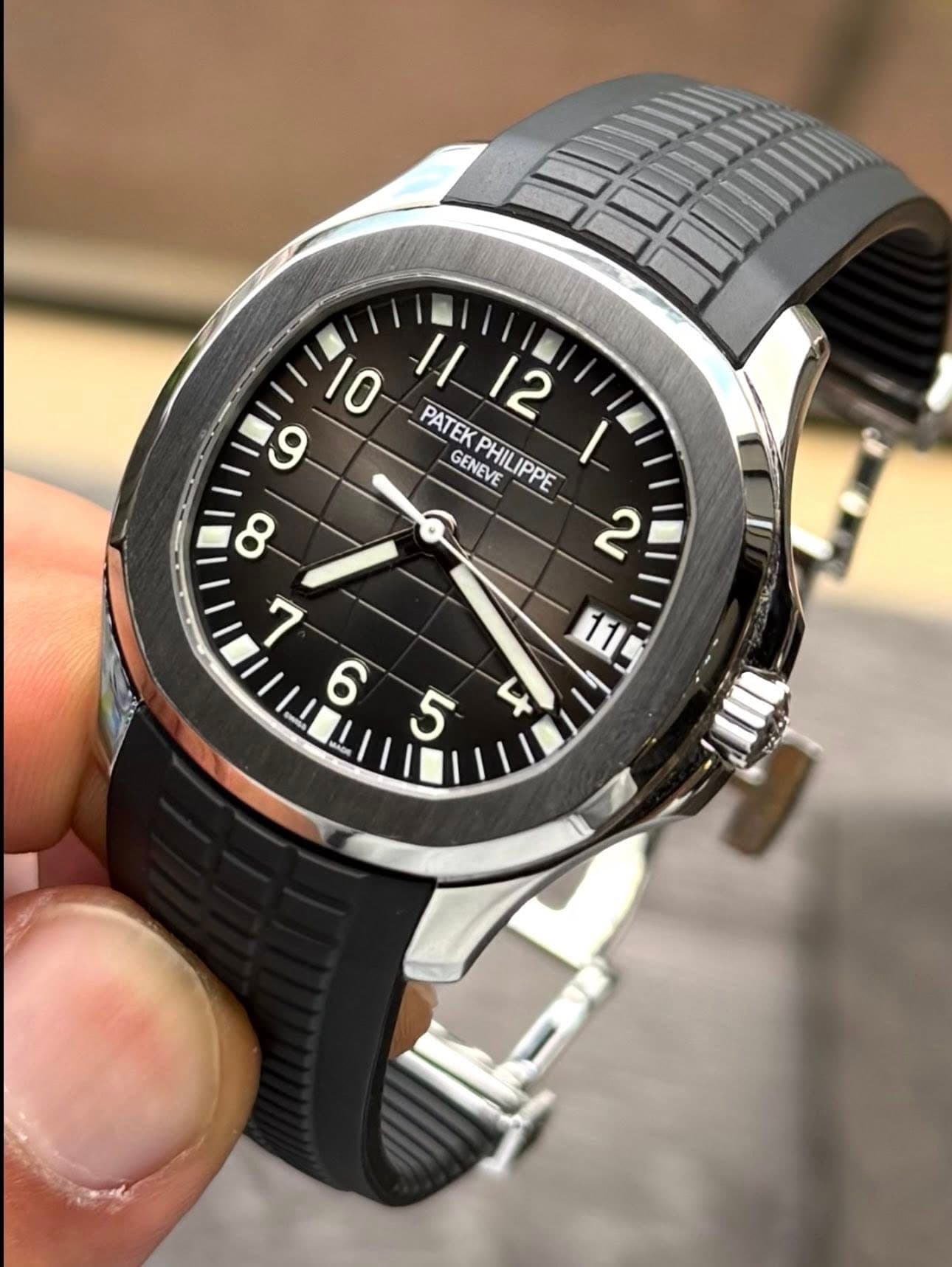 May be an image of digital watch and text that says '10 PATEKPHILIPPE 12 1112 I 11 E9 9 PATEK GENEVE PHILIPPE 8 2 م TI 6 5 4'