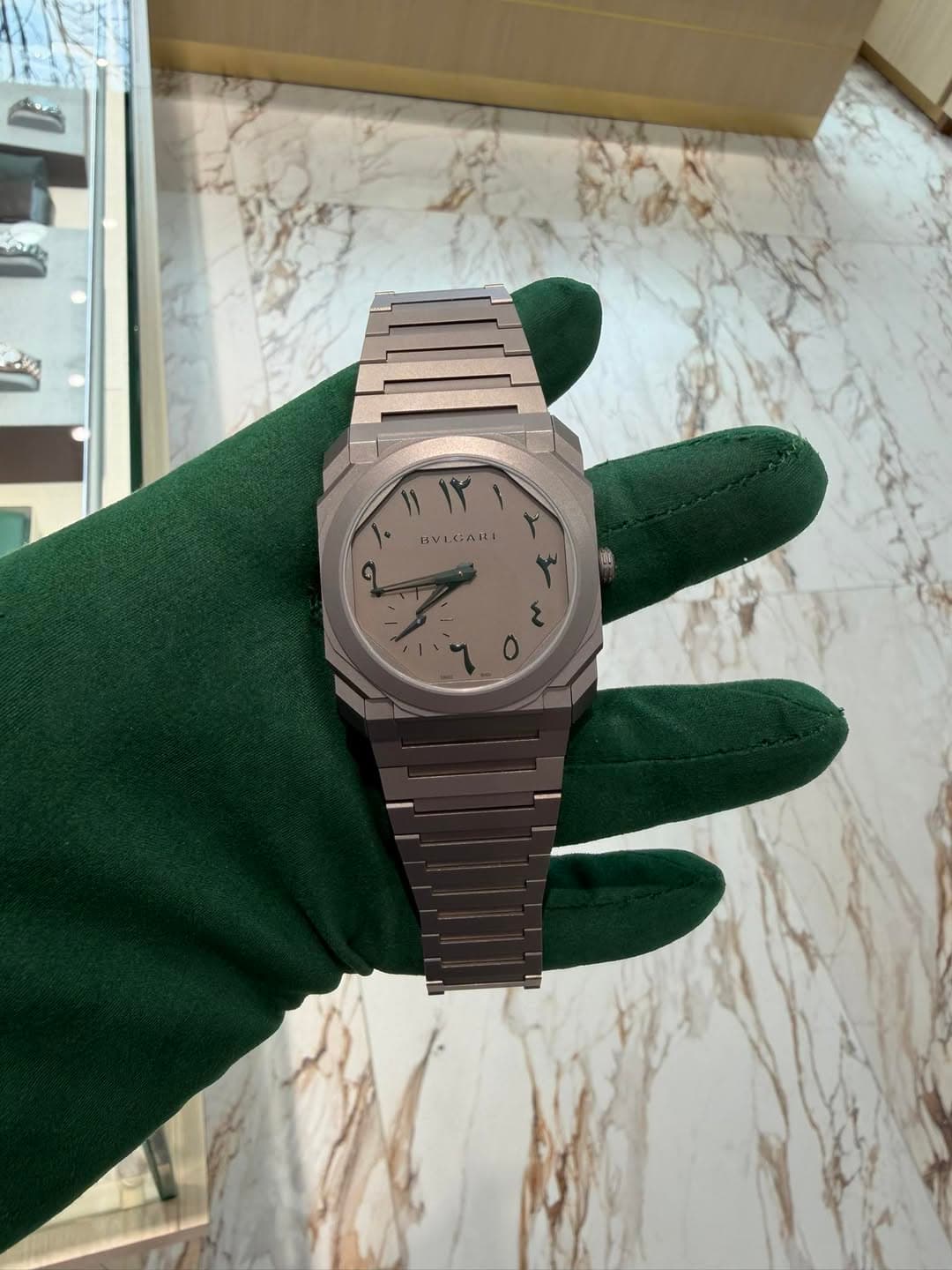 May be an image of wrist watch and text that says '۱۰ ۱۲ BVLGARI LGARI 0 糖'