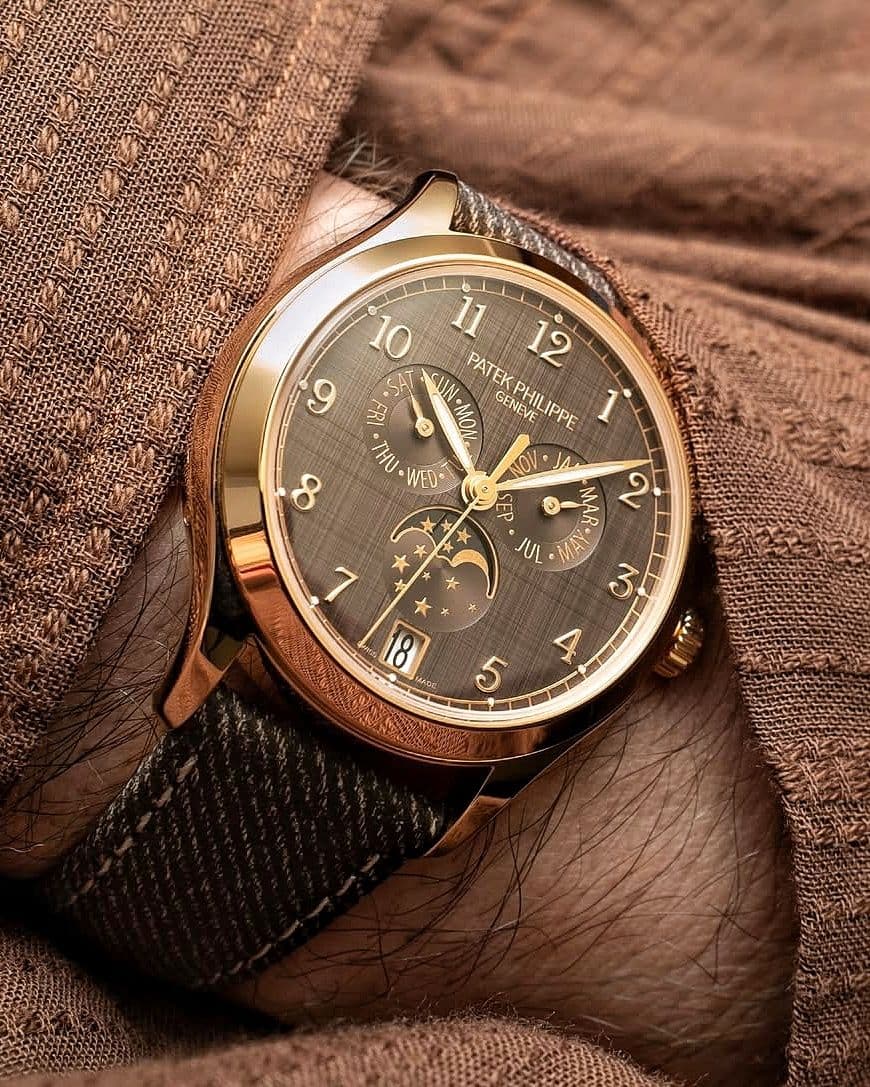 May be an image of wrist watch and text that says '10 11 PATEK 12 9 18 CUN MOW GENEV GENEVE PHILIPPE PATEKPHILIPPE IPPE THU WED o لة O. MAR MM 2 JUL س 7 * 8 MACE 5'