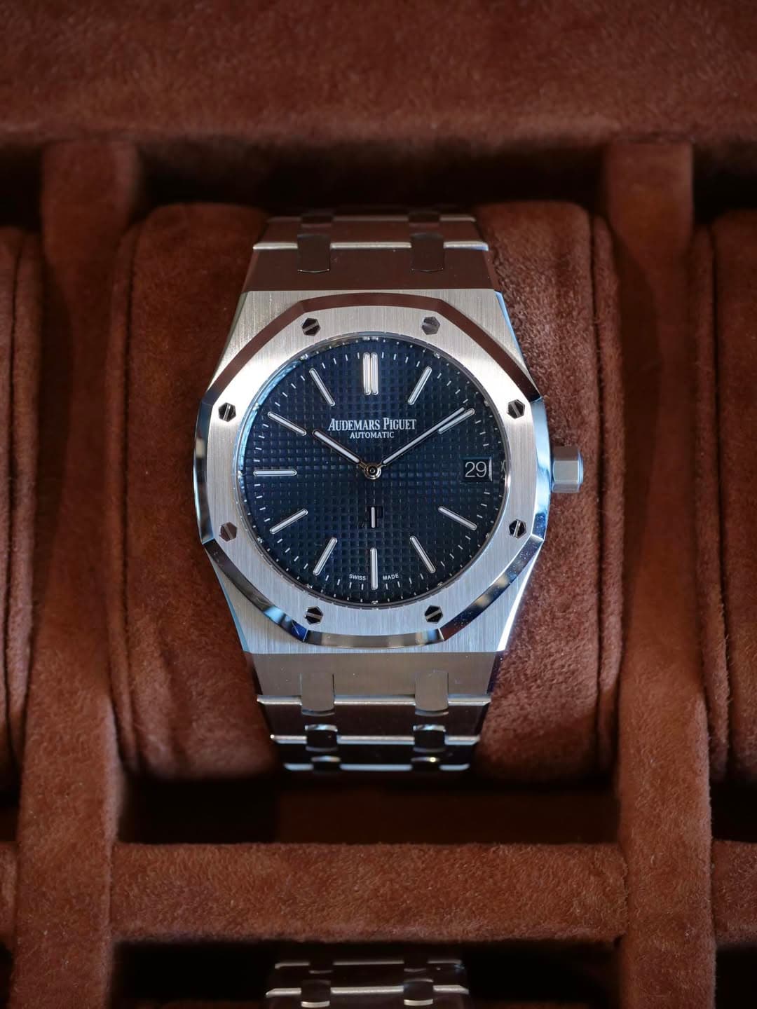 May be an image of wrist watch and text that says 'N 첫 ANDEMARS RS PIGUET ET AUT AUTONA ΤΩΝAT TC AUDEMARSPIRET C 29'