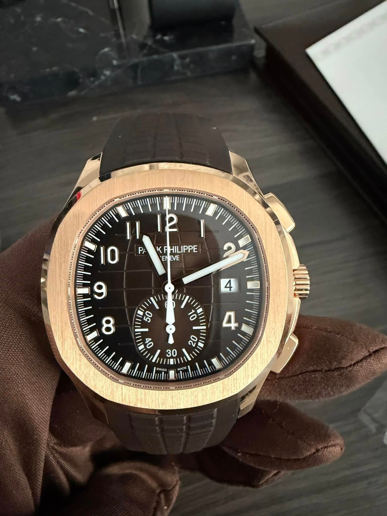 May be an image of wrist watch and text that says 'መማካ 11.12 II 12 I Lulntul 0 Pr K PHILIPPE EN ENEVE EVE 9 9 t יויייי መስ స O 11 30'