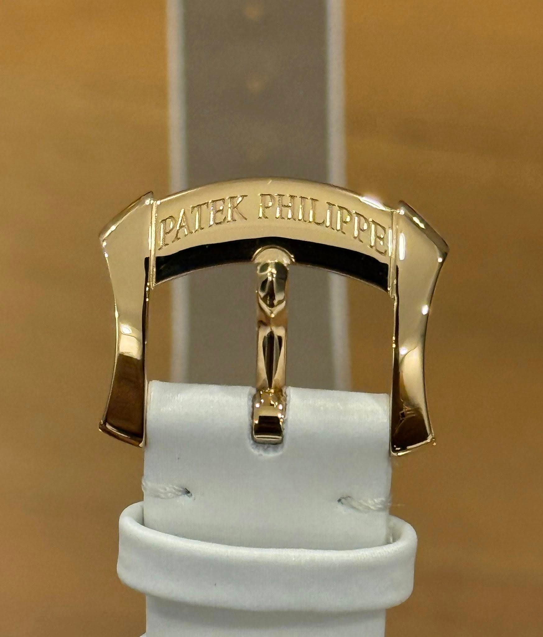 May be an image of wrist watch, leather and text that says 'PATER PHILIPPRIN PHILIFFEL'