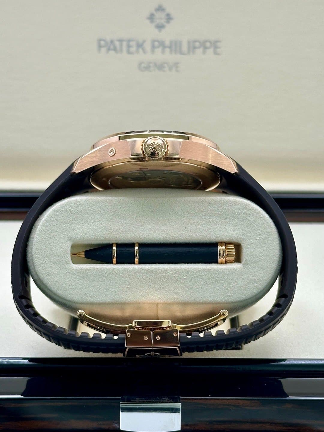 May be an image of wrist watch and text that says 'PATEK PHILIPPE GENEVE مه TI'