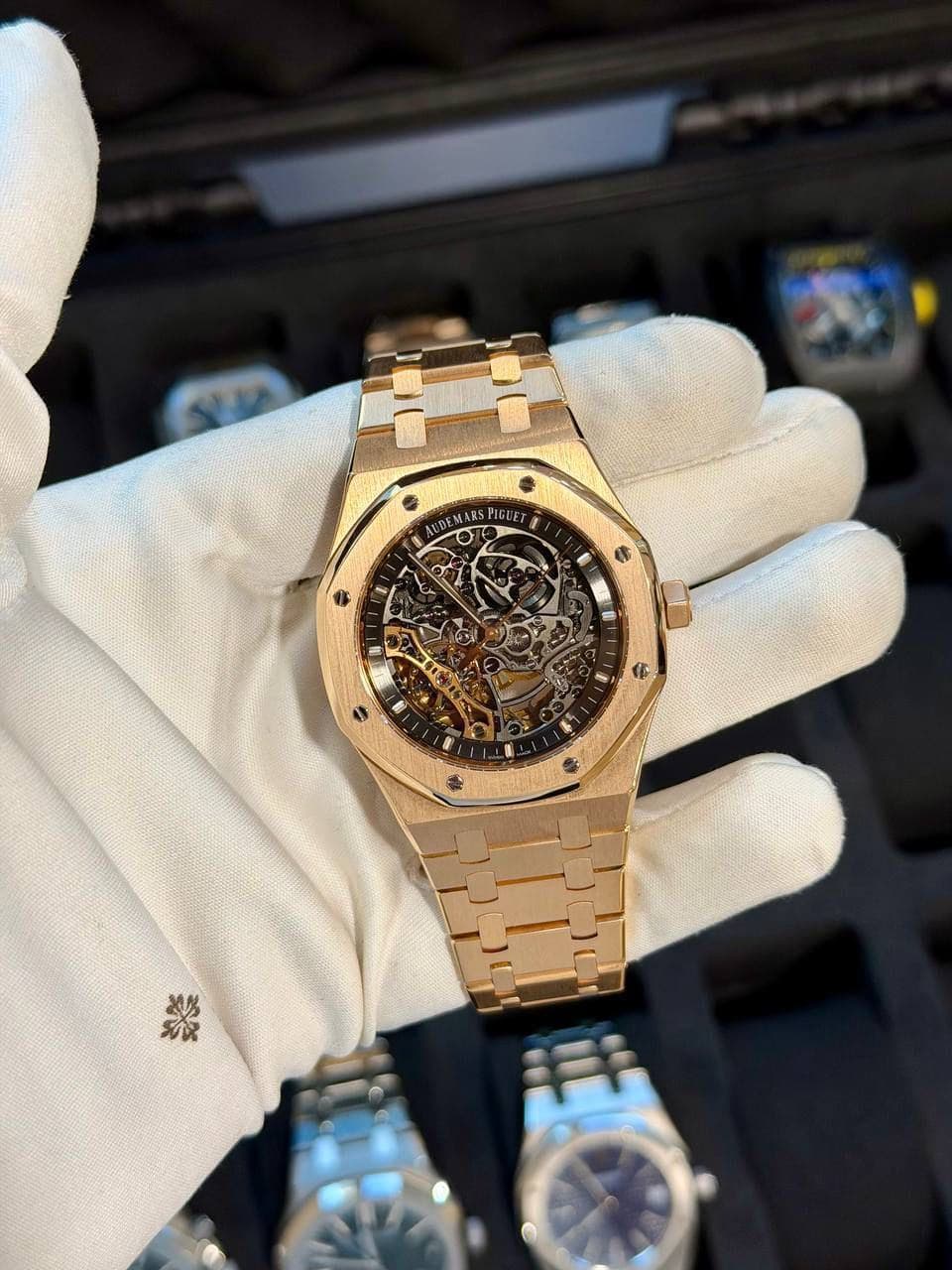 May be an image of wrist watch and text that says 'CU AUDEM EDEMARS 花力 潔'