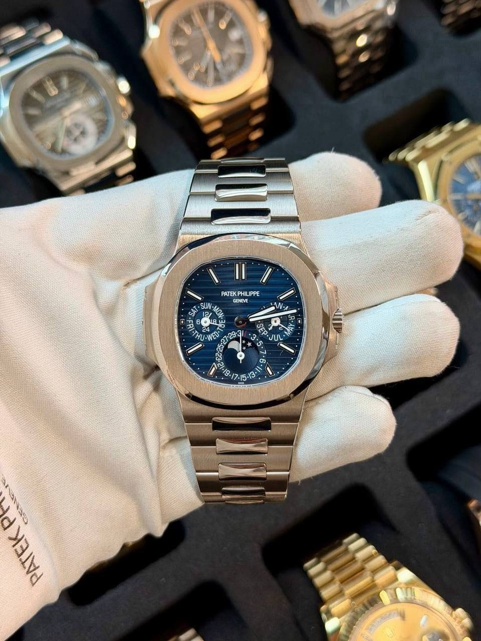 May be an image of wrist watch and text that says 'PATEKP TEKPHLIPPE PHIL LIPPE GENE GENEVE AT VN W- 天 - ل JU - 05.27-29 ም- 관이 တ PAPEE'