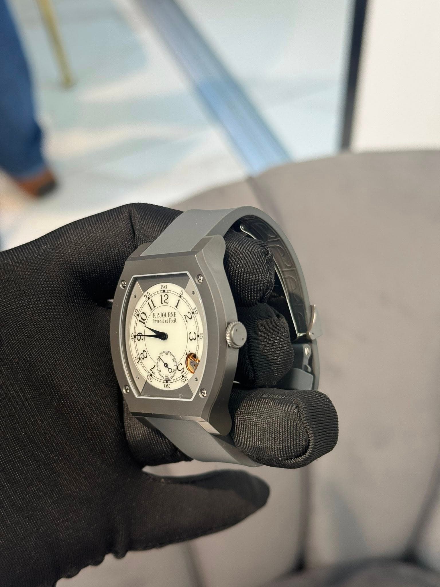 May be an image of wrist watch and text that says '3 선 FRJOUENE inal 1* beal bmld 0 3'