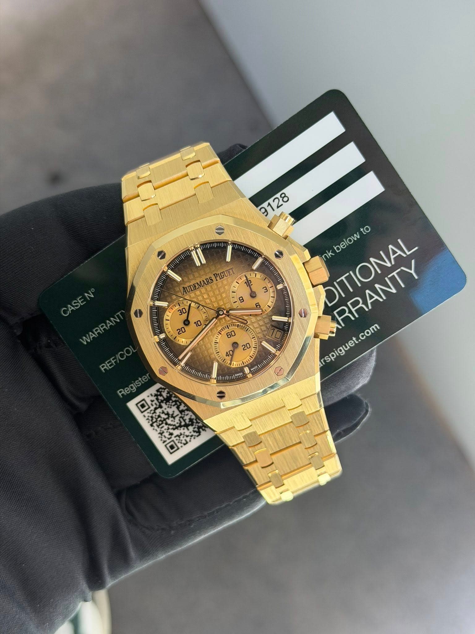 May be an image of wrist watch and text that says '9128 UDEMARS PIGUAL က 9 DITIONAL K to to below nk RRANTY com spiguet.cor የና T R たん ロジ'
