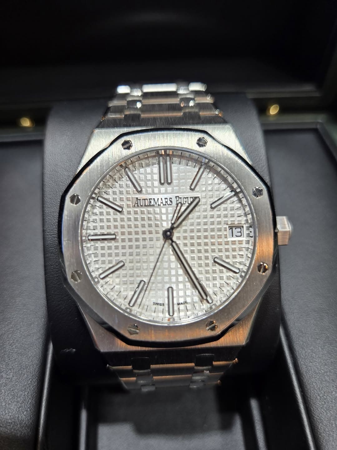 May be an image of wrist watch and text that says 'AUDEMARS PIGUB'