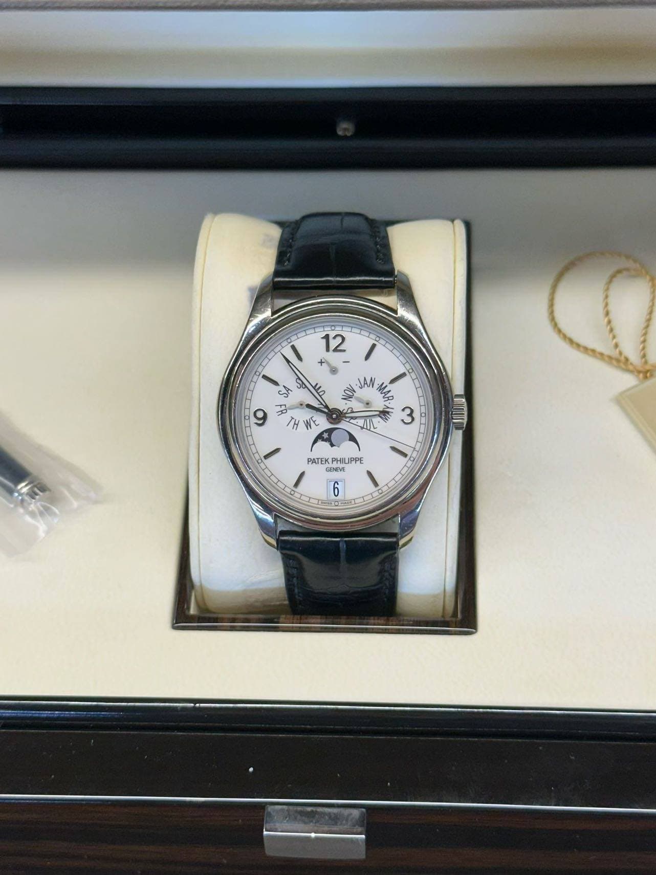 May be an image of wrist watch and text that says 'SE 12 SA و B TH WE M U AO - - 小 3 االك PATEK PATEKPHILIPPE CODE PATEK PHILIPPE PPE GENEVE 6'