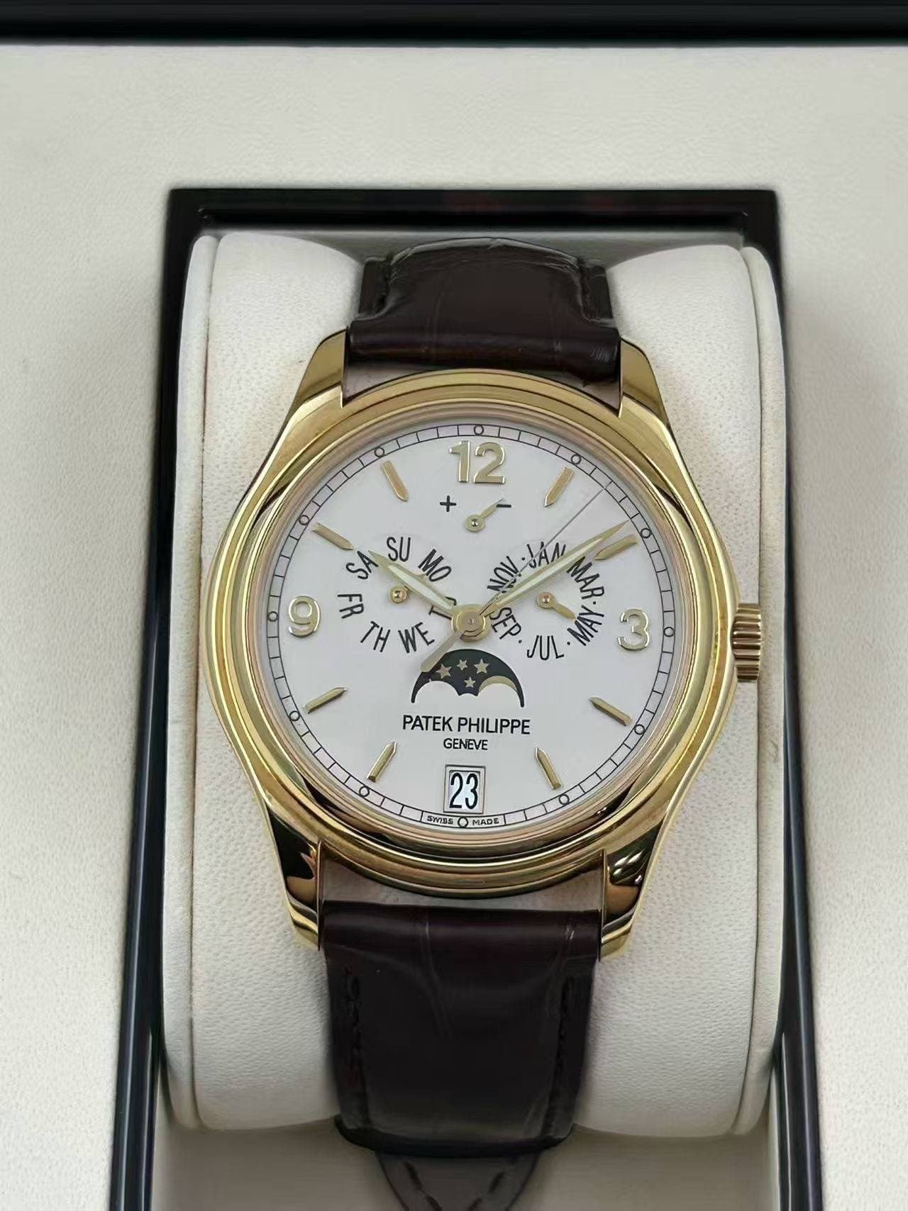 May be an image of wrist watch and text that says '٥ I + 12 o 0 SA SU Mo ΜΘΑλΙ MAR AR ۲۸ TH THWE 介 ព JUL PATEK PATEKPHILIPPE PHILIPPE GENEVE 23 uMA 手味工L本 MADE 8'