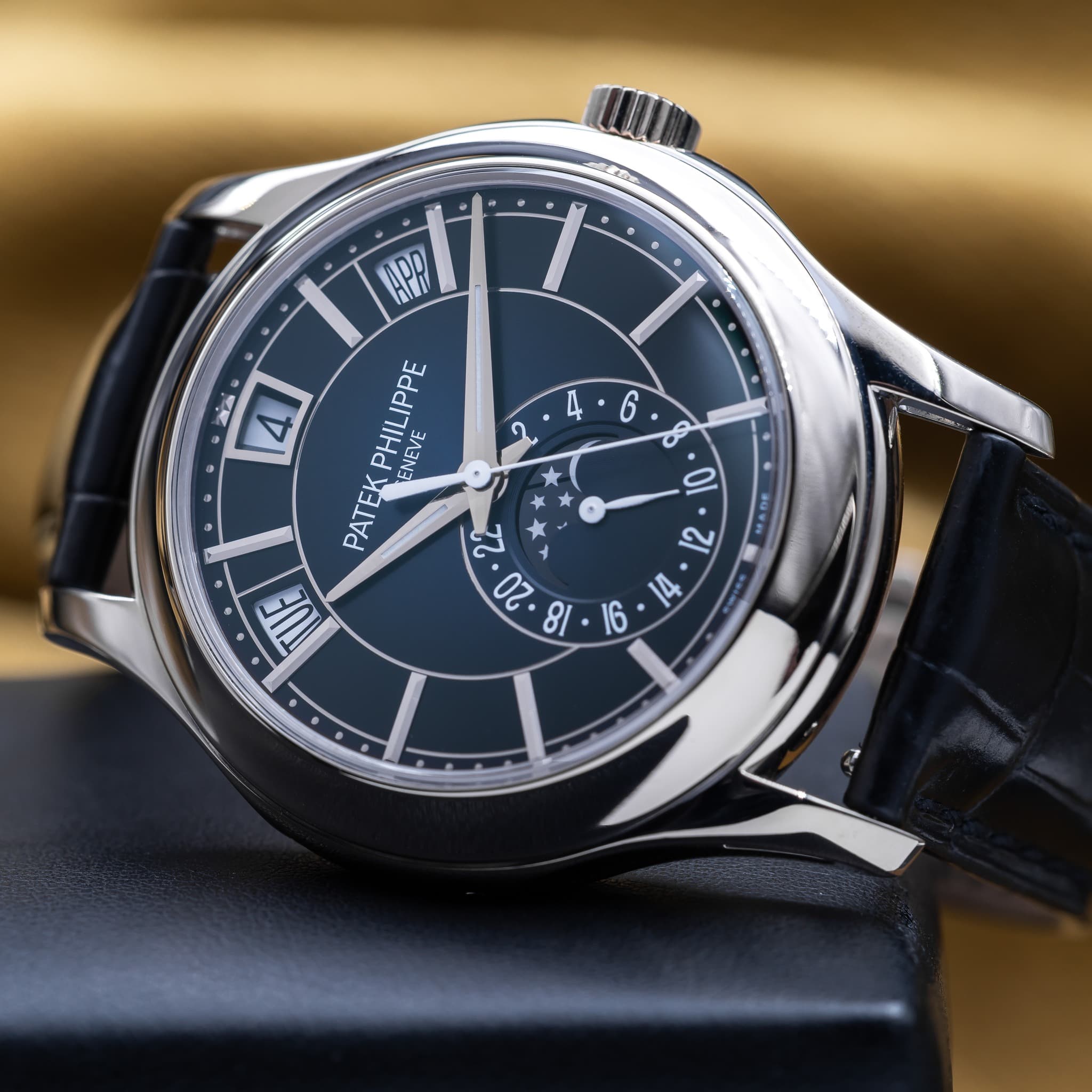 May be an image of wrist watch and text that says '6 4 2 ន 10 APP 4 PATEKPHILIPPE PHILIP PHILIPPE IPPE ENEVE VE PATEK 22 UE 20 81 6 리 4'