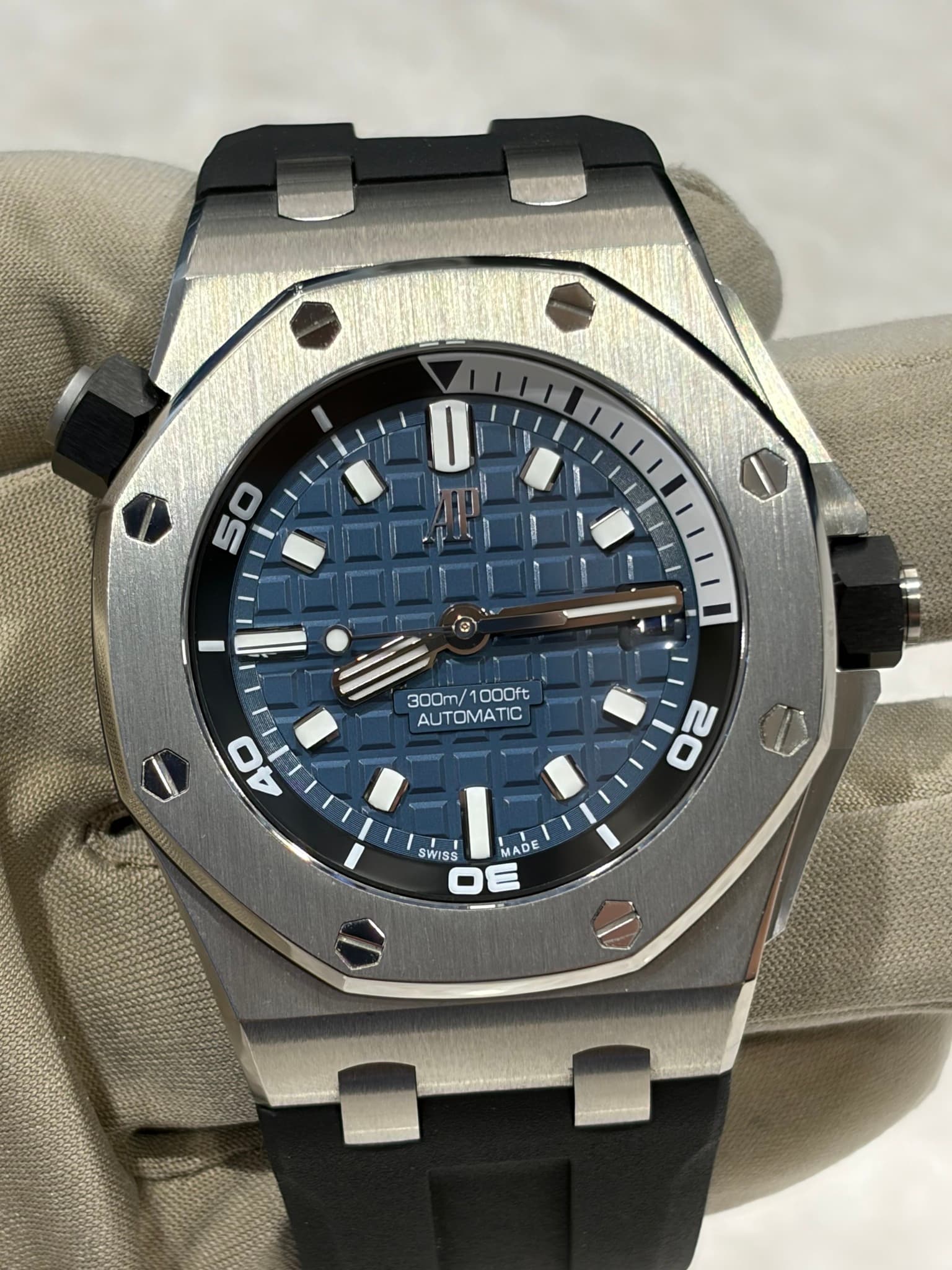 May be an image of wrist watch and text that says '300m/ 1000ft AUTOMATIC 300m/1000ft TIC 40 20 ก ا ك SWISS MADE DE D'
