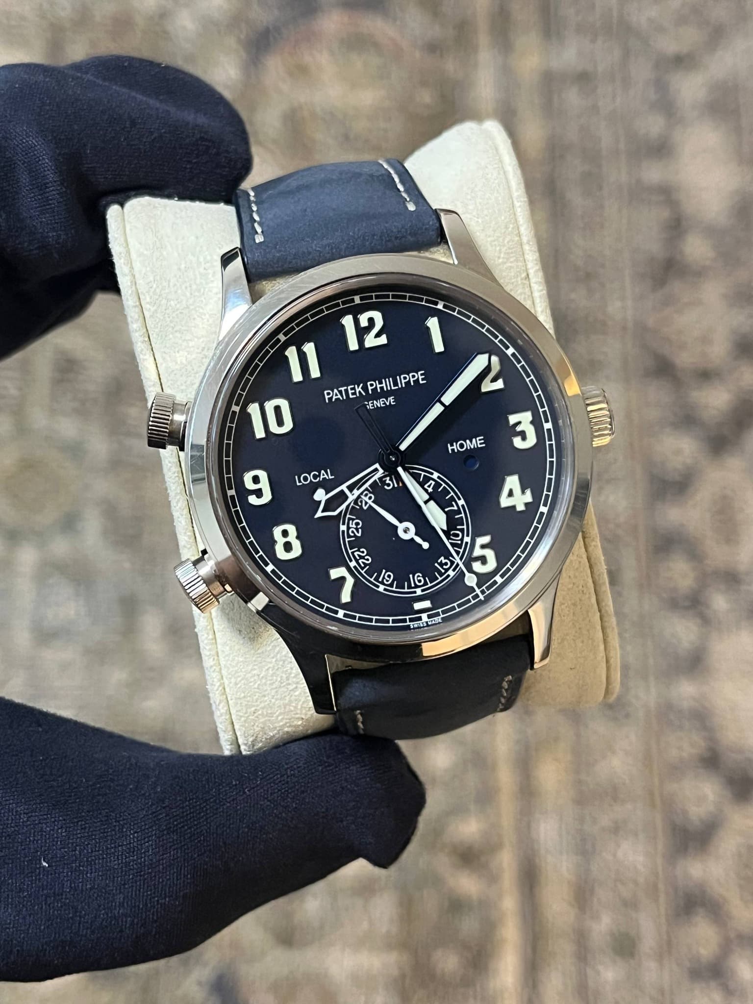 May be an image of wrist watch and text that says 'oOPa 12 11 ١ I 10 PATEK PATEKPHILIPPE ENEVE PHILIPPE 1 HOME 5 4 LOCAL 可重的油 4 9 8 e 31 2B 25 25 n 0 N 2 7 1s م EI 0I 5 - I 6…