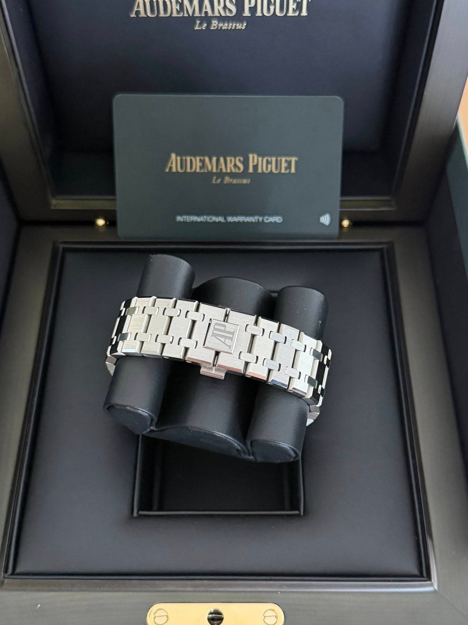 May be an image of wrist watch and text that says 'AUDEMARS MARSPIGUE PIGUEI Le Brassss AUDEMARSPIGUET AUDEMARS PIGUET INTERNITIONAL NARPANT WAPRANTYCFO CAPD'