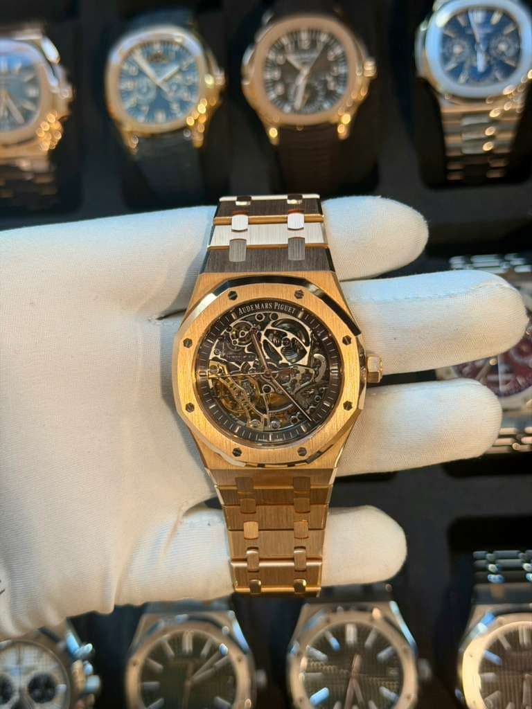May be an image of wrist watch and text that says 'FR 動'