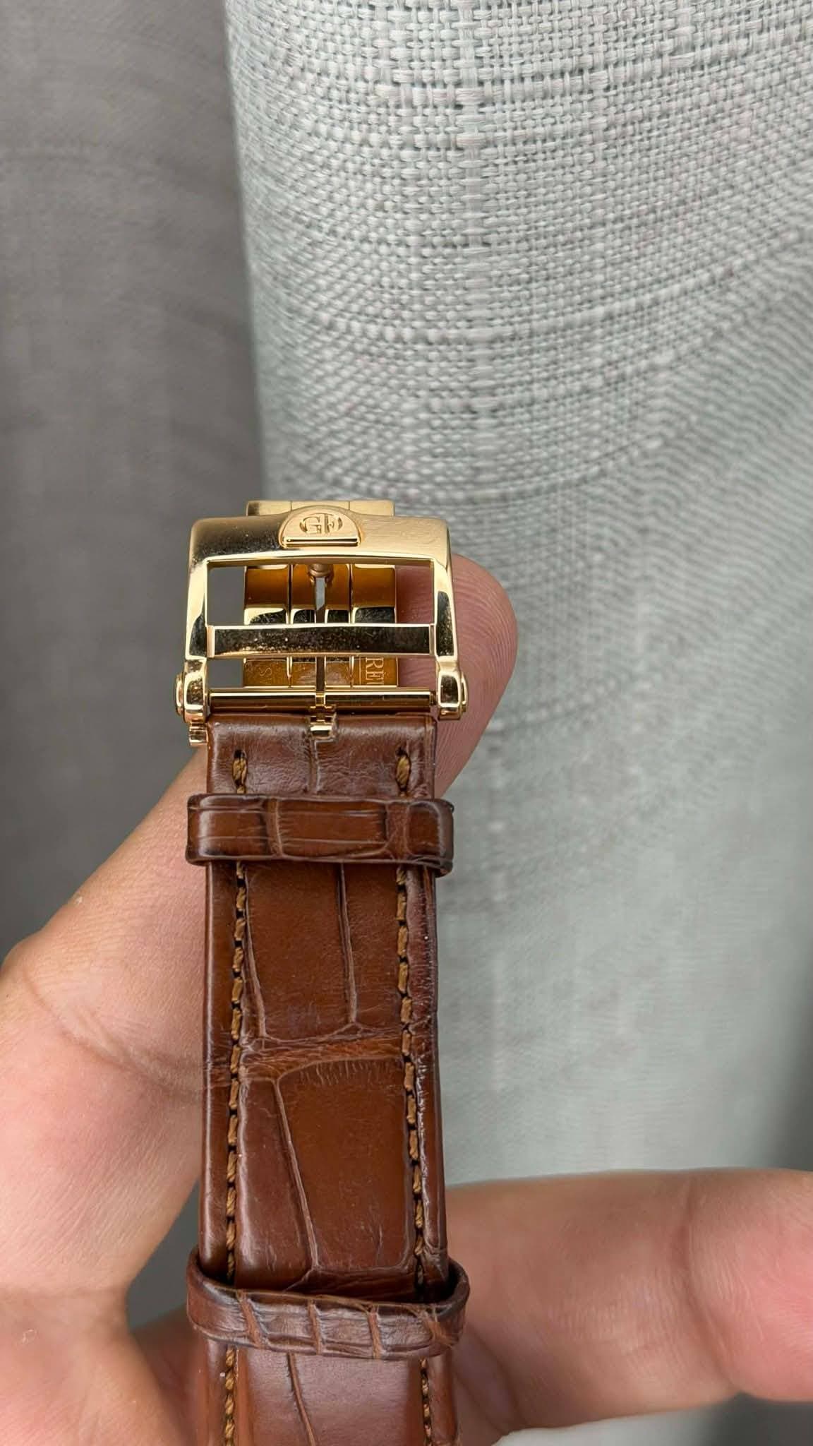 May be an image of wrist watch and text that says 'CF H5'