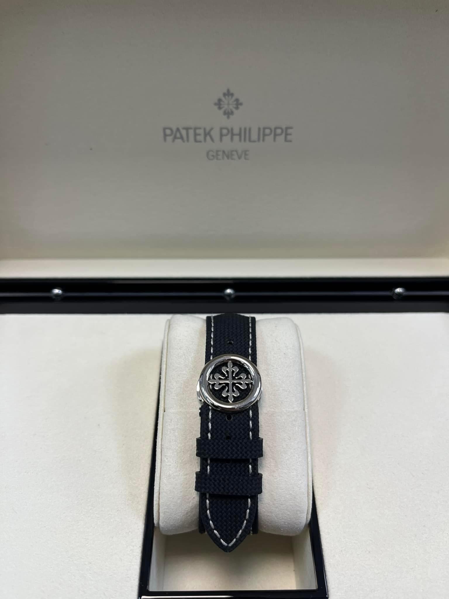 May be an image of wrist watch and text that says '華 PATEKPHILIPPE PATEK PHILIPPE GENEVE'