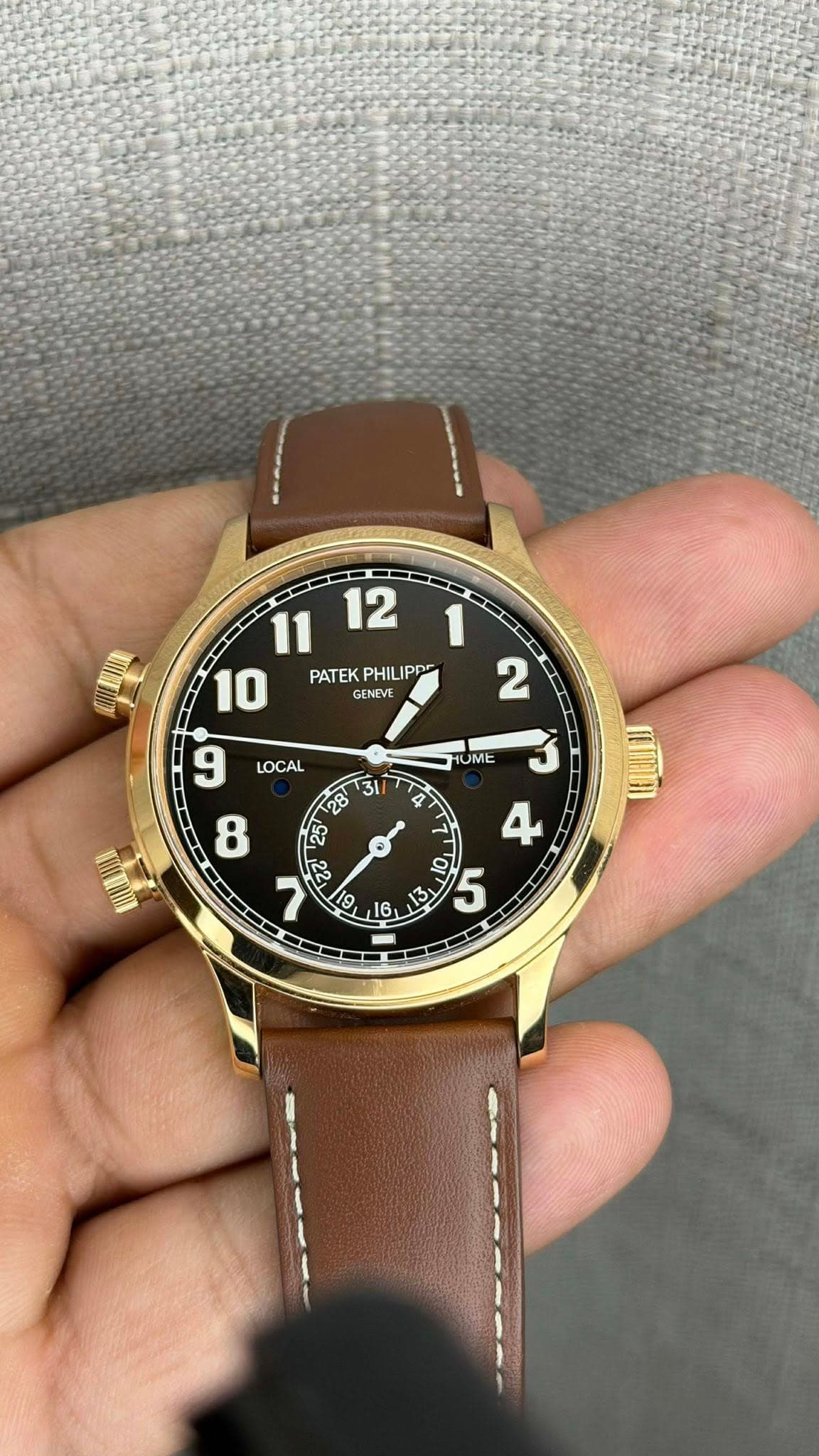 May be an image of wrist watch and text that says 'CUEII LOCAL PATEK PHILIPP Pp GENEVE 2 UME s مم C O1 ဟ M2 ن 22 2'