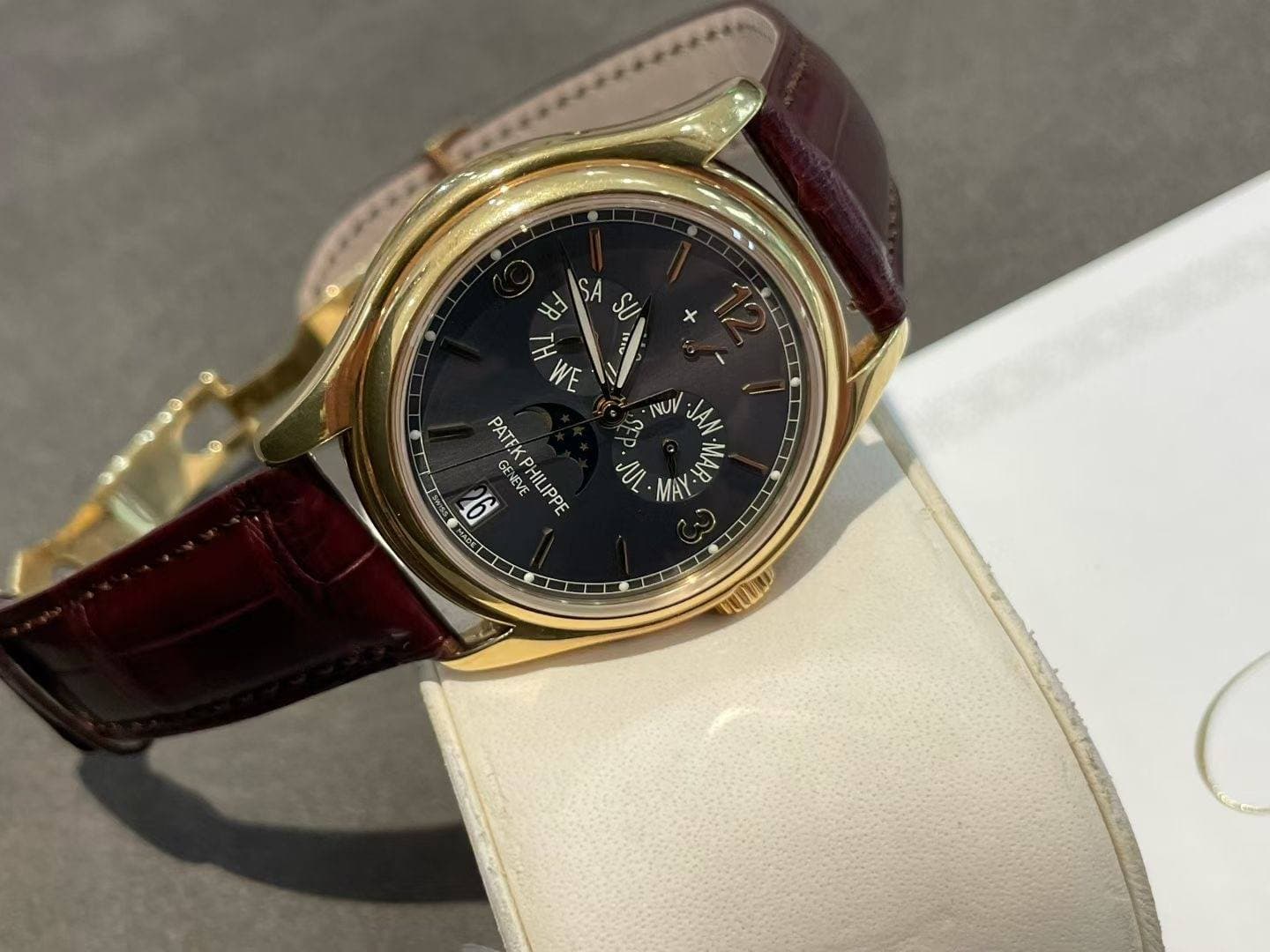 May be an image of wrist watch and text that says '5 NUM JAN PATEK 30 T PATEKPHILIPPE NEVE HILIPPE M MAY CャW 6 EN'