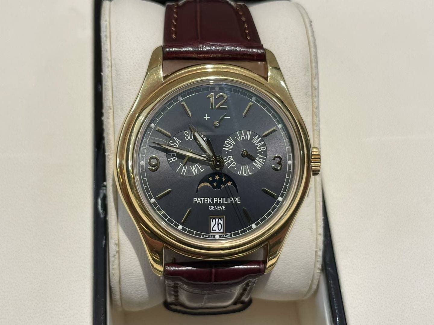 May be an image of wrist watch and text that says '® 12 + 1 ION JAN ብ 1ዮ MAR SEP JUL C 5 P TH THWE WE PATEKPHILIPPE PATEK PHILIPPE GENEVE 26 SWIS MASE جههه_A ግአ'