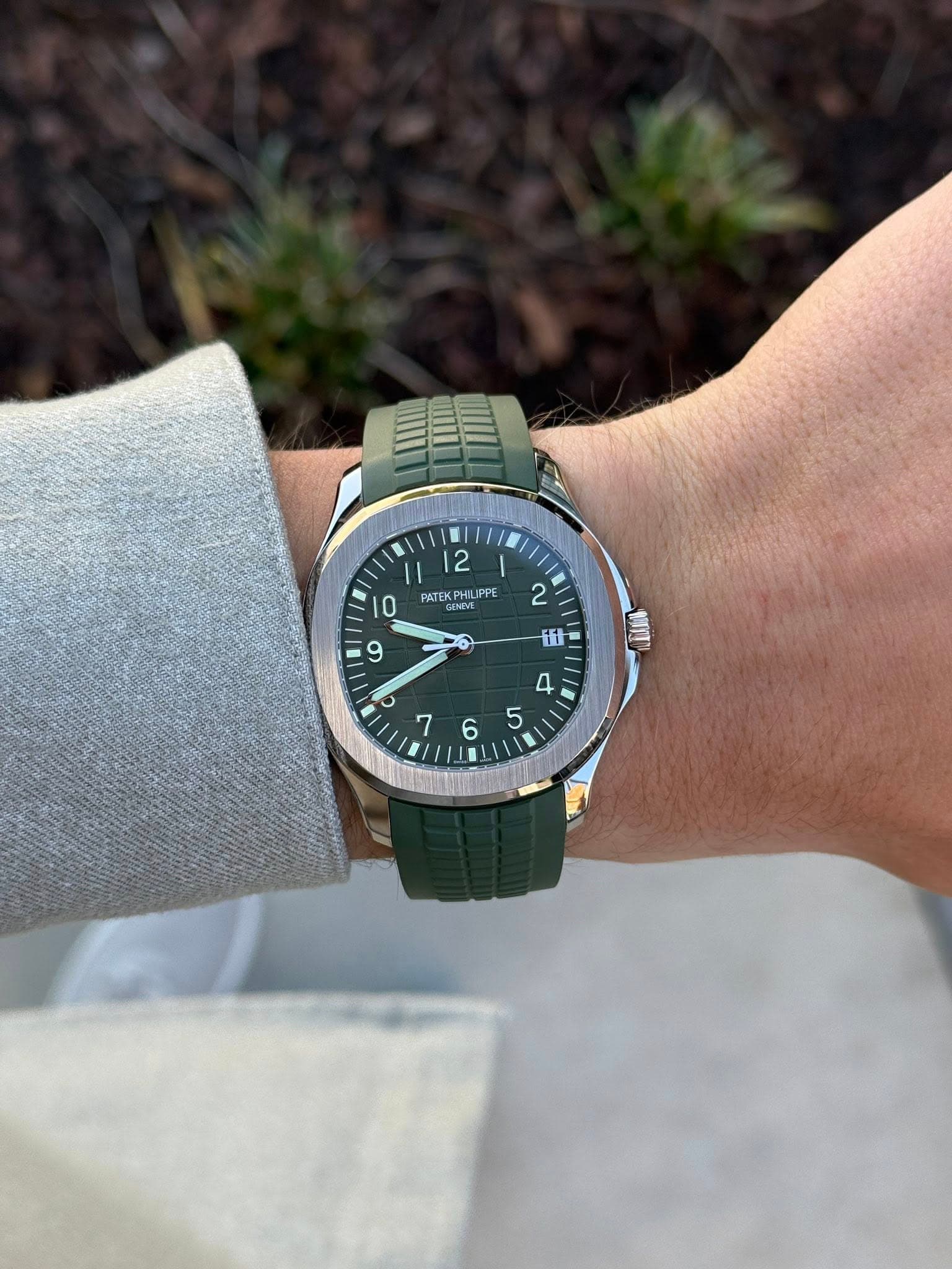 May be an image of wrist watch and text that says '2 PATEK TEKPHILIPPE HILIPPE PPE GENEVE 10 2 9 仙 O 御四 4 5 7 6'