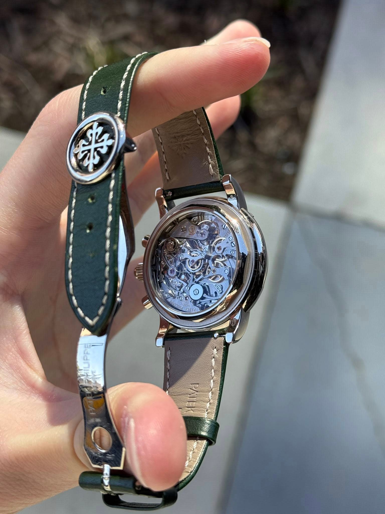 May be an image of wrist watch and text that says '後'
