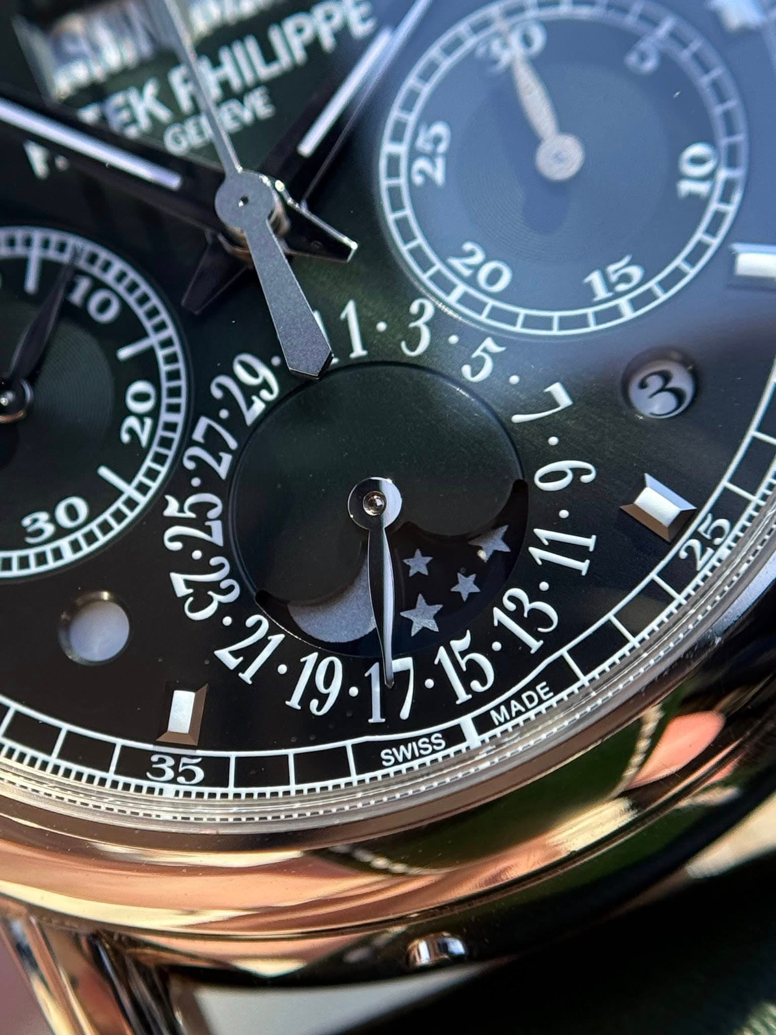 May be an image of wrist watch and text that says 'HILIPPE EK GEIEVE GEI : MADE 35 en SWISS 2 ഗ'