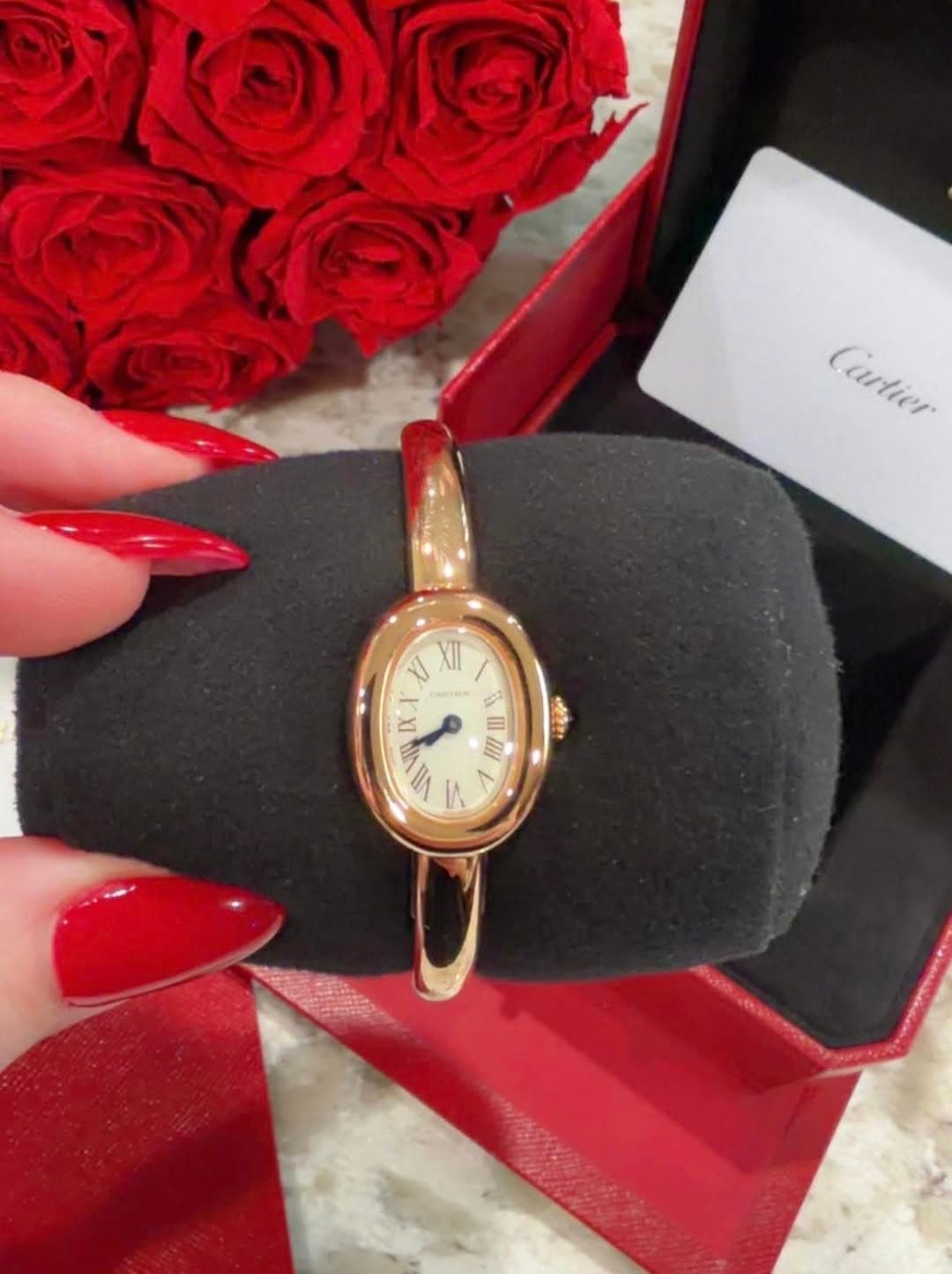 May be an image of wrist watch and text that says 'Cartier Cartier I XII CARPIIR ن Y + E W IIA ١۰ 1 m'