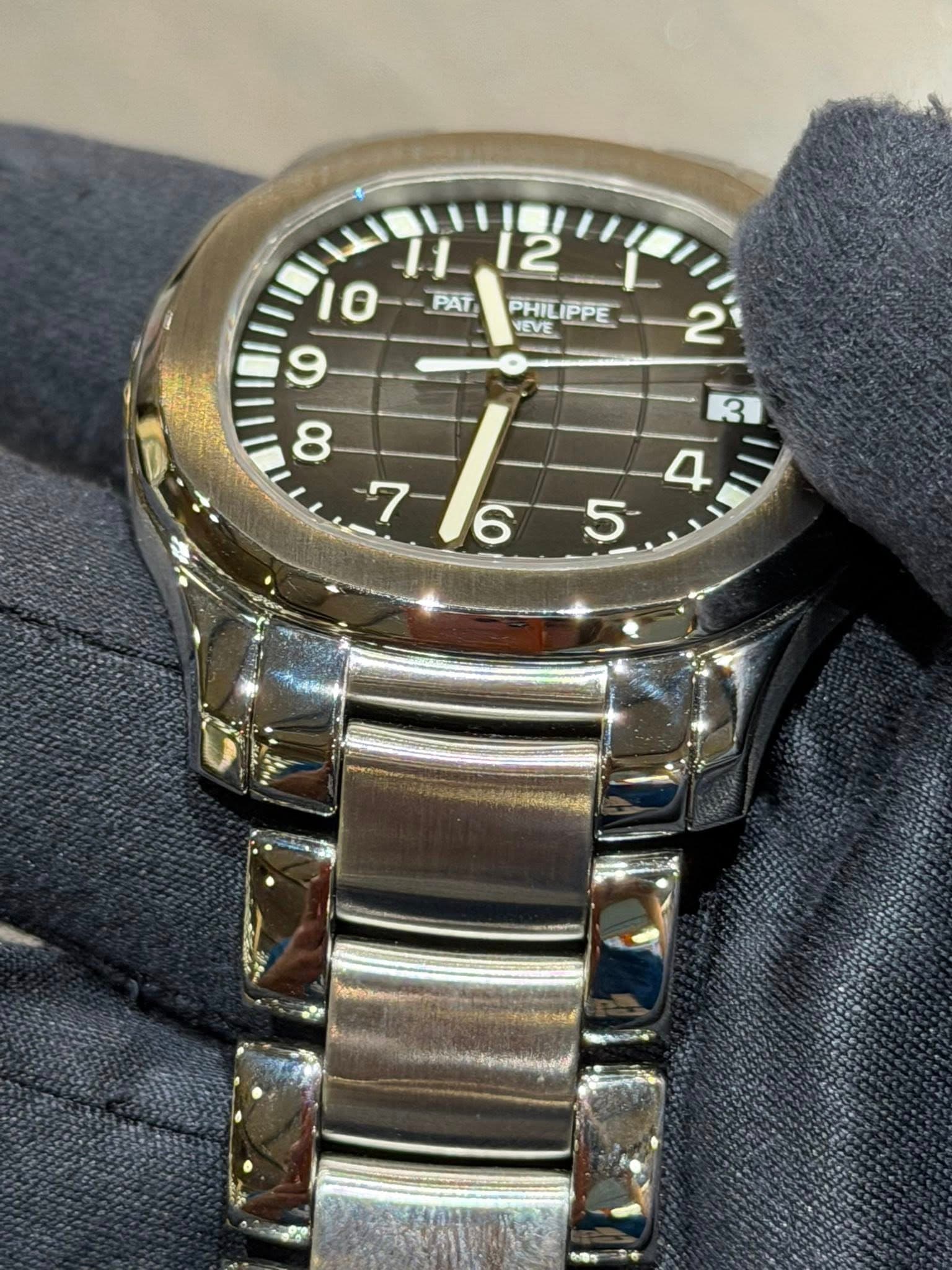 May be an image of wrist watch and text that says ' --PAT PHIL PAT PHILIPPE IPPE- --2 2 EVE و 8 ما '