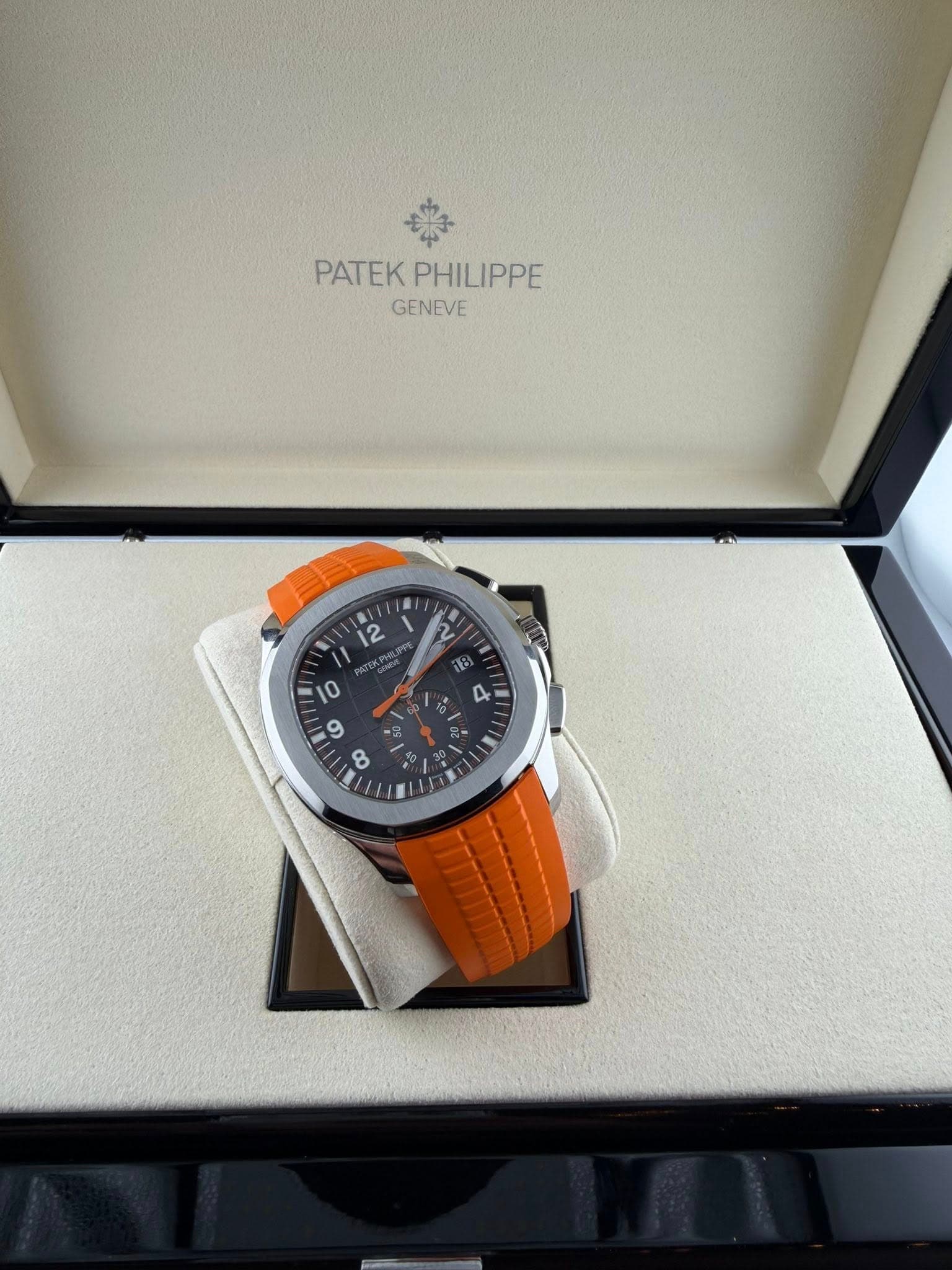 May be an image of wrist watch and text that says 'PATEK PHILIPPE GENEVE 2 ЖaAи D 10 9 8'