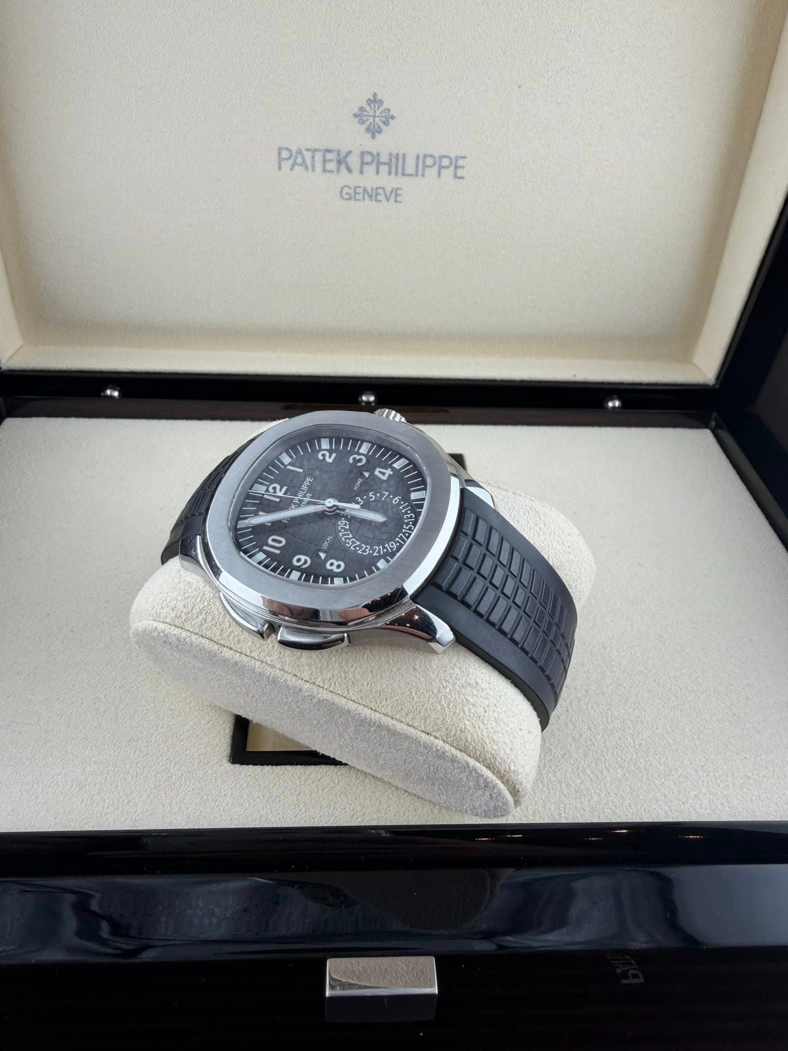 May be an image of wrist watch and text that says 'PATEKPHILIPPE PATEK PHILIPPE GENEVE tい 量 2 2 ل 4 5+7 6 10 aa ወ 8'