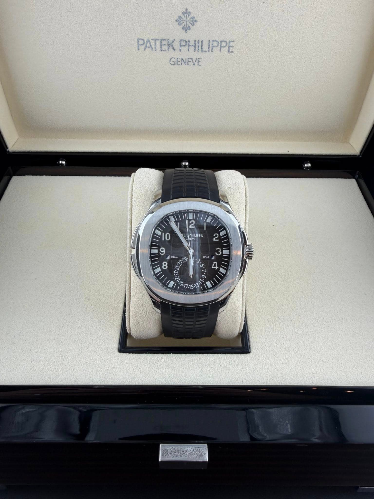 May be an image of wrist watch and text that says 'PATEK PATEKPHILIPPE PHILIPPE GENEVE 2 0 ONP HAP PPE OOTOpA'