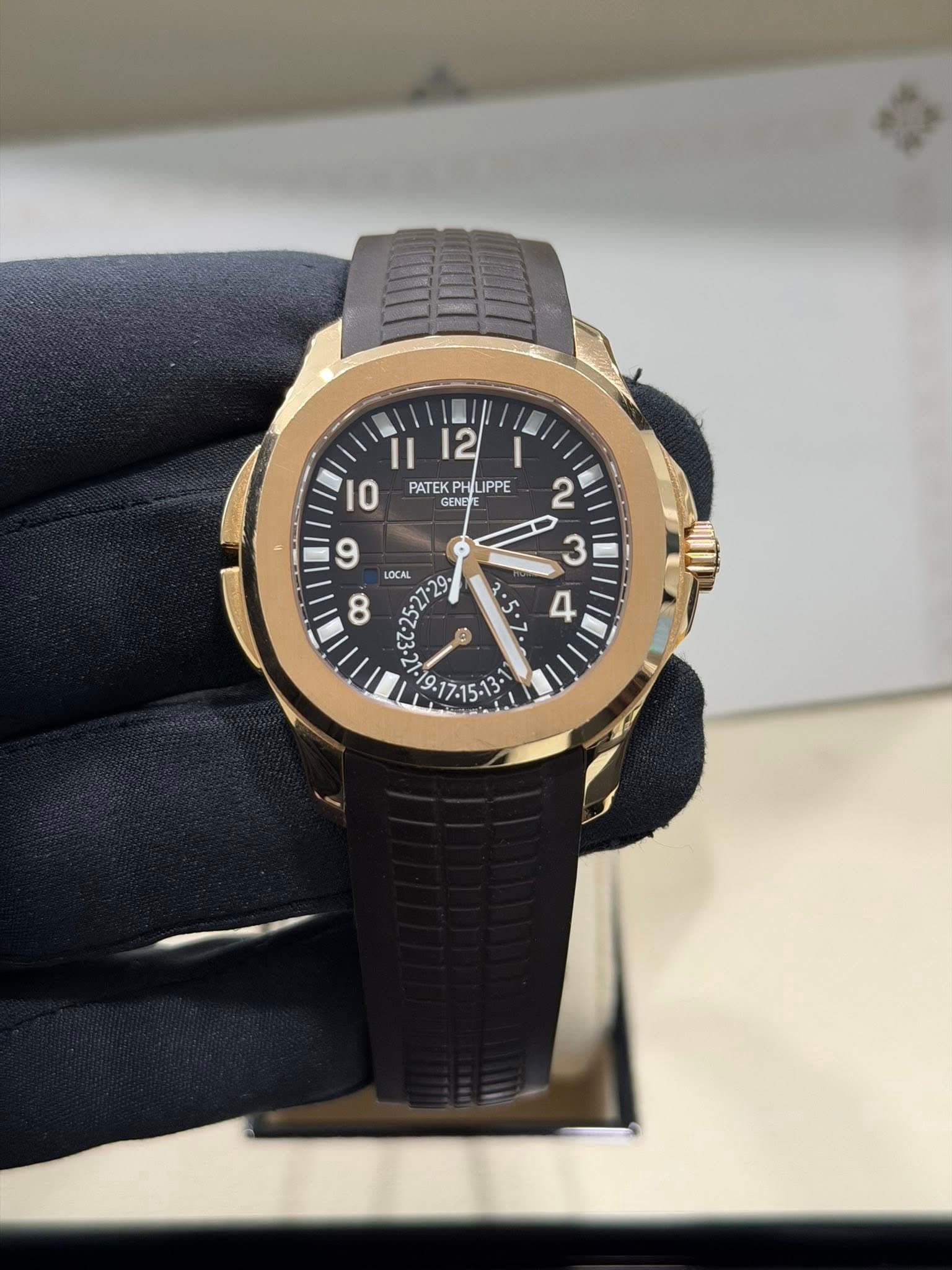 May be an image of wrist watch and text that says '12 II I I0 PATEK PATEKPHILIPPE PH HLIPPE 2 SENE ENETE 9 LOCAL 8 8 က ・5・ بن 1.15121'