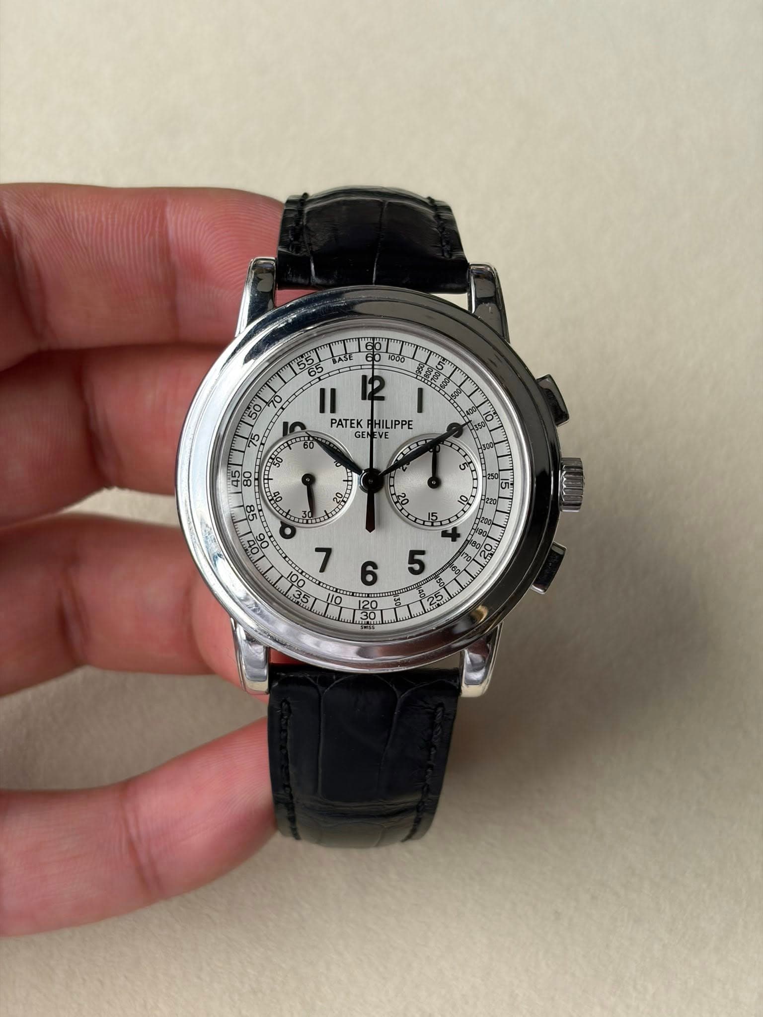May be an image of wrist watch and text that says ' PATEKHILIPPE PATEK PHILIPPE GENE NEVE 단 ی ၁ု o 15 > '