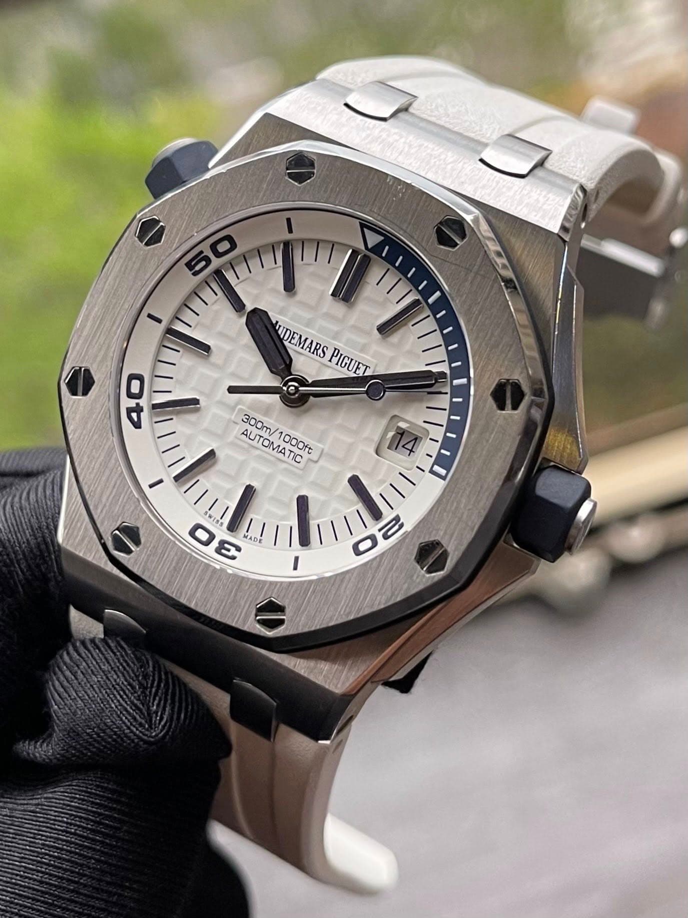 May be an image of wrist watch and text that says 'I UDEMARS PIGUET 40 AUTOMATIC 300m/1000ft 300m/ 1000ft IC 7 3 22 0'