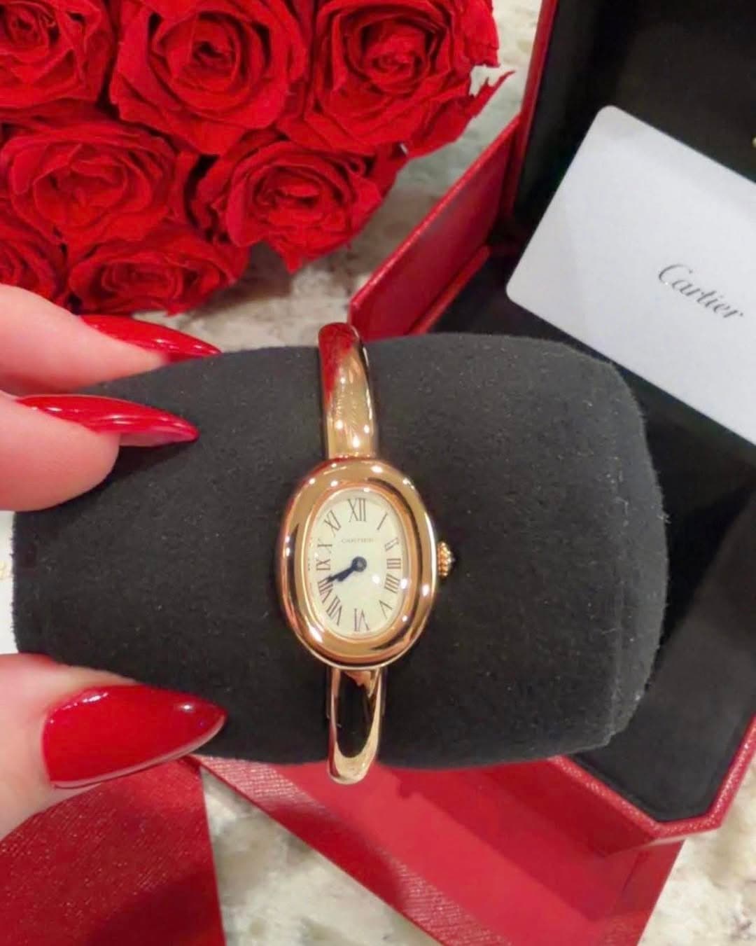 May be an image of wrist watch and text that says 'Cartier Cartier X XII - T Aersa = IN 백 小 ۱۸'